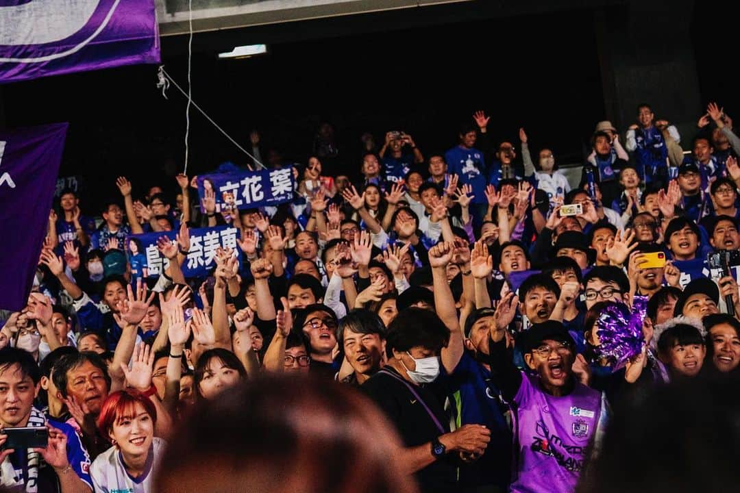 近賀ゆかりさんのインスタグラム写真 - (近賀ゆかりInstagram)「. 2023-24 WE LEAGUE CUP WINNERS 🏆  サンフレッチェ広島レジーナをご支援ご声援頂いているスポンサー、ファミリー、関係者の皆様の初優勝。 おめでとうございます✨  私はこのユニフォームを着てこの景色を見ることが出来て幸せです。 しかし、まだ見たい景色が残っているのでここをスタートに更に突き進んでいきます。  最後にこの最高の雰囲気を作ってくれた両サポーターのみなさん。 本当にありがとうございました。 これをWEリーグのスタンダードにしていきましょう‼︎  #weリーグ スポンサー関係者の皆様 素晴らしい舞台をありがとうございました。 #weリーグカップ  #サンフレッチェ広島レジーナ #初タイトル」10月16日 21時15分 - kingayukari2