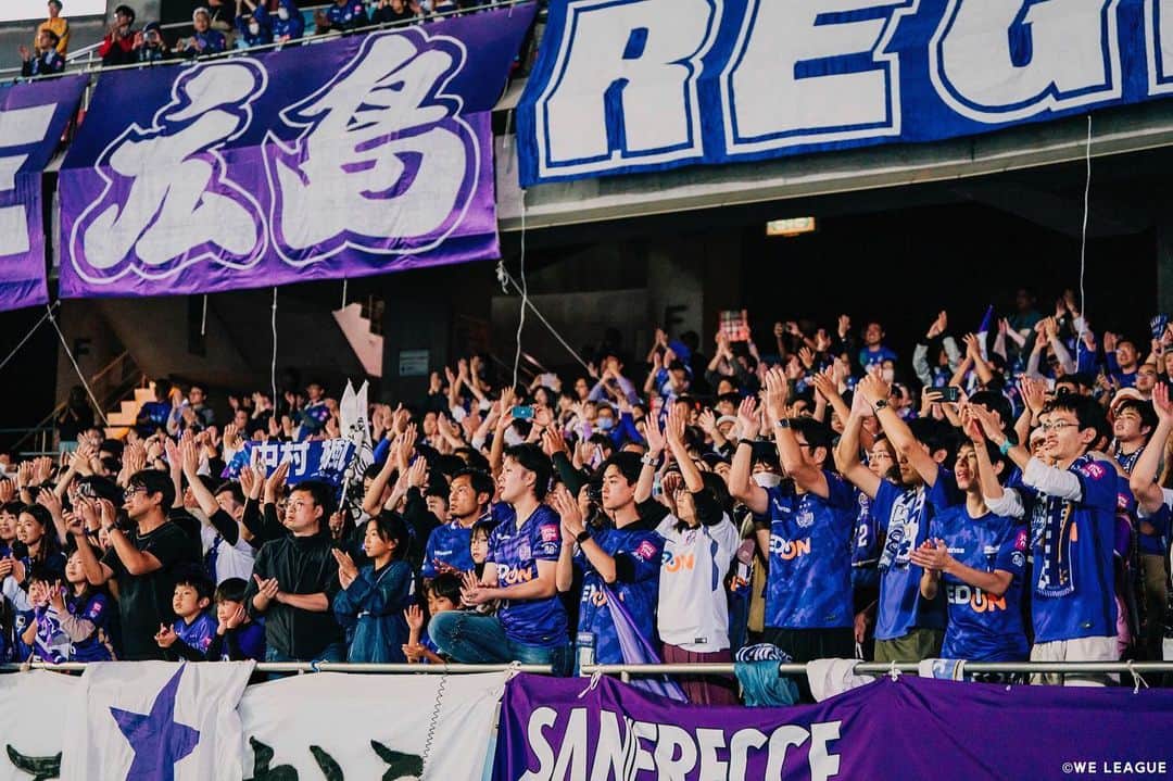近賀ゆかりさんのインスタグラム写真 - (近賀ゆかりInstagram)「. 2023-24 WE LEAGUE CUP WINNERS 🏆  サンフレッチェ広島レジーナをご支援ご声援頂いているスポンサー、ファミリー、関係者の皆様の初優勝。 おめでとうございます✨  私はこのユニフォームを着てこの景色を見ることが出来て幸せです。 しかし、まだ見たい景色が残っているのでここをスタートに更に突き進んでいきます。  最後にこの最高の雰囲気を作ってくれた両サポーターのみなさん。 本当にありがとうございました。 これをWEリーグのスタンダードにしていきましょう‼︎  #weリーグ スポンサー関係者の皆様 素晴らしい舞台をありがとうございました。 #weリーグカップ  #サンフレッチェ広島レジーナ #初タイトル」10月16日 21時15分 - kingayukari2
