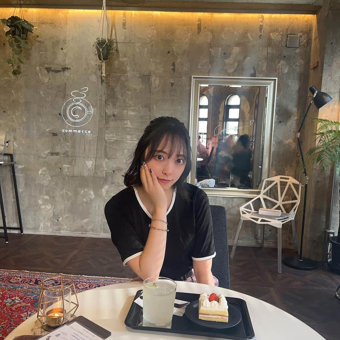 横川夢衣のインスタグラム：「☕️  📍 @cafe_commerce   レトロでおしゃれなカフェ🍰  .」