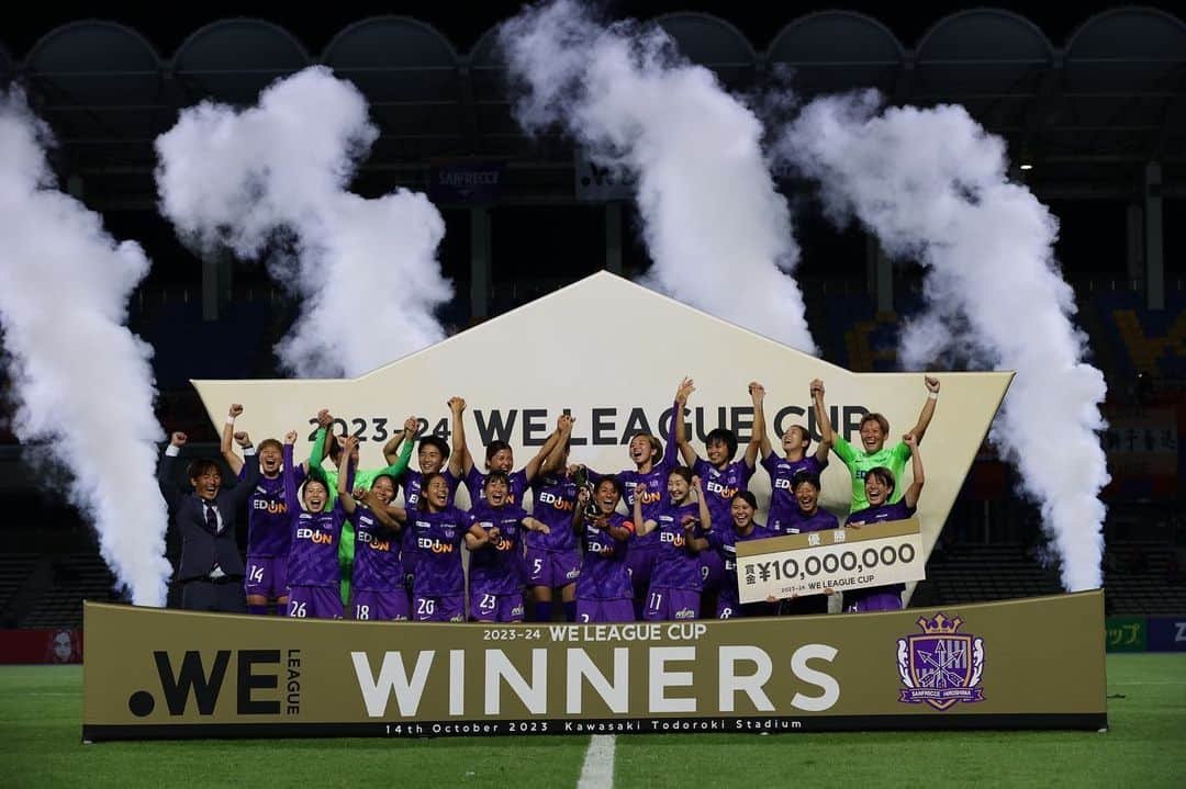 近賀ゆかりのインスタグラム：「. 2023-24 WE LEAGUE CUP WINNERS 🏆  サンフレッチェ広島レジーナをご支援ご声援頂いているスポンサー、ファミリー、関係者の皆様の初優勝。 おめでとうございます✨  私はこのユニフォームを着てこの景色を見ることが出来て幸せです。 しかし、まだ見たい景色が残っているのでここをスタートに更に突き進んでいきます。  最後にこの最高の雰囲気を作ってくれた両サポーターのみなさん。 本当にありがとうございました。 これをWEリーグのスタンダードにしていきましょう‼︎  #weリーグ スポンサー関係者の皆様 素晴らしい舞台をありがとうございました。 #weリーグカップ  #サンフレッチェ広島レジーナ #初タイトル」