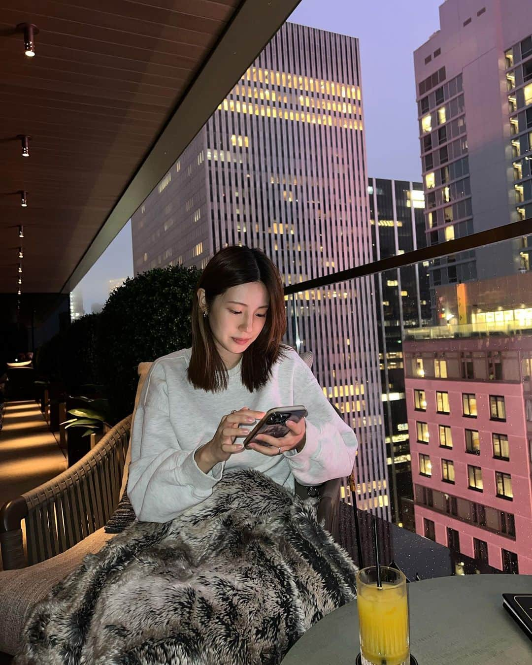 谷内咲季さんのインスタグラム写真 - (谷内咲季Instagram)「. . RT 60 ♡ お気に入りのroof top bar〜 この日は雨でこっち側の席しか 空いてなかったけど 実は反対側の席がお気に入り💭🫶  帰国前最後のヘアサロンは @souta_shimosako 👍 いい感じの切っぱなしにしてもらったよ〜🦋 . .  #nyc #nycfood #bergdorf #bgrestaurant #ny生活 #駐妻 #rooftop #nycbar . .」10月16日 21時17分 - saki.tnuc