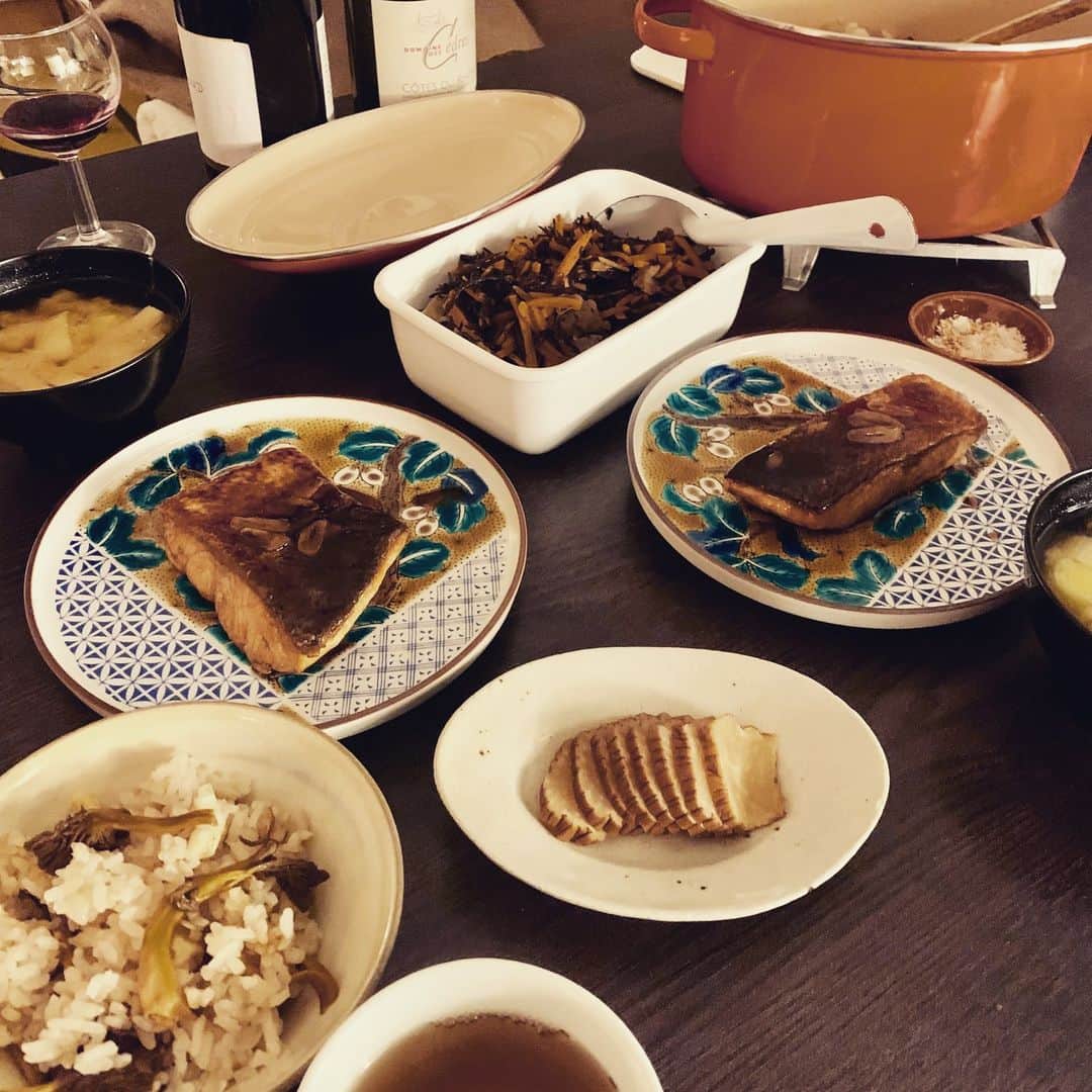猫沢エミのインスタグラム：「《パリ・盗難日記 / ３日目》  昨夜は死んだように眠った。iPhoneを盗られるということは、目覚まし時計もなく、自然のサイクルで起きるより他なくなることをまざまざと知る。そして、天気もチェックできないので、もそもそ起き出してTVをつけてみると、フランスではよくある〝理由なき接続不可〟により、なにひとつ映らなかった。  茫漠とした心持ちのまま、PCをつける。あ、今日は土曜日だった。そうか…….本当ならば、もう南の島にいるんだったから、にゃんフラの週末レッスンはなかったな…….。よく、映画なんかで「A案を選ばなかったら、B案はこんな人生」みたいなファンタジーがあるけど、まさに今の自分はB案を生きているな……まさか、ヴァカンスの直前に盗難に遭って行けなくなるとか、ドラマかよ！と思っていたら、ゆみこから電話。  「パリに住んでると、3年に1回くらい爆弾落ちますよね」  パリでひどい目に遭うことの女王・ゆみこから「最近、聞いたことないひどい状況ですよ、それ！」と言われて、女王からの称号を頂いたような優越感と共に、ゆみこに言われたらおしまい的な絶望感の間を小舟のように揺蕩っていた。そーだよねえ〜。〝鍵と滞在許可証の最高級盗人ご贈答セット〟を進呈したばかりに、鍵の総とっかえだけにとどまらず、このアパルトマンすべてのVIPも全交換とか(꒪⌓꒪)  それから気を取り直すべく、土曜マルシェに向かった。すると栗が🌰👀✨そうだ。今年はレユニオンと、その後すぐに日本行きで、フランスの栗のシーズンはやむなく逃すと諦めていた栗ごはんが炊けるではないか！ついでにシャントレル（アンズ茸属のきのこ）も買って、豪華に栗と茸の炊き込みごはんにしてやろうじゃないの。ふさぎ込んでいても意味がない。せっかくの不意に訪れた空白のような時間を有意義に使おうじゃないか。  もう週末に入ってしまって、手続きで進められることはない。仕事も横に置いて、無心で栗をむき、米を洗い、ひじきを戻し、高野豆腐の味噌粕汁を作り、鮭を焼いた。ものすごく気が晴れた。  ゆみこが言った。  「神様はエミちゃんに、無になる時間を与えたんじゃないんですかね？」  そうね。無だ、無。  ぎゅうぎゅうに詰まっていた栓がポンと抜けた。  なにもかもが流れ出て、透明な無が広がっていくのをじっと見ている。  ＊写真はゆみこのカメラを借りました  #猫パリ　#猫沢エミのインターナショナル五十路ライフシフト 　#猫沢エミリーパリへ行く　#猫沢エミのパリ盗難日記」