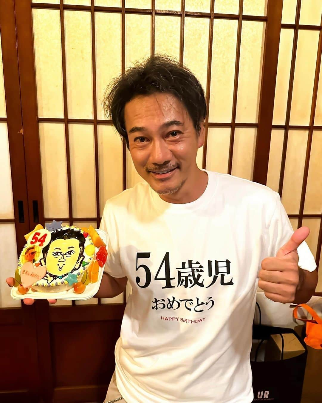 元木行哉のインスタグラム：「⁡ ついこの間、53歳の誕生日を祝っていただいた気がしますが、もう1年経ったということなんですね。 ホント早いです。 ⁡ こないだ話していたんですけど、年々時間の経過の早さが激しくなっているねと。 「ジャネーの法則」というらしいです。 「じゃーねー👋」ではないです。「ジャネー」。 そんな法則を感じるようになって幾つになってからか、歳を「取る」と言うよりも「重ねる」と言えるようにと思うようになりました。 ⁡ 53歳という年は、改めて、デビューした19歳の頃やたくさんの夢を持っていた子どもの頃を思い出させてくれる、そんな時と出逢いがいっぱいありました。 ⁡ 応援していくれている皆さん、 ⁡ 周りにいてくれているみんなや、 ⁡ 仕事関係の皆さまに、 ⁡ 支えていただきなんとか54年目を迎えることができました。 ⁡ 悲しいことが増える中、ささやかでも楽しいことだってあるんだよ。 ⁡ だから、またひとつ、不器用でもしっかりと重ねられたらなと思います。 ⁡ 皆さまに感謝です。 ⁡ そして、両親に感謝します。 ⁡ すんません、こんな54歳児ですがこれからもどうぞ皆さまよろしくお願いいたします。 ⁡ 2023.10.16　元木行哉」