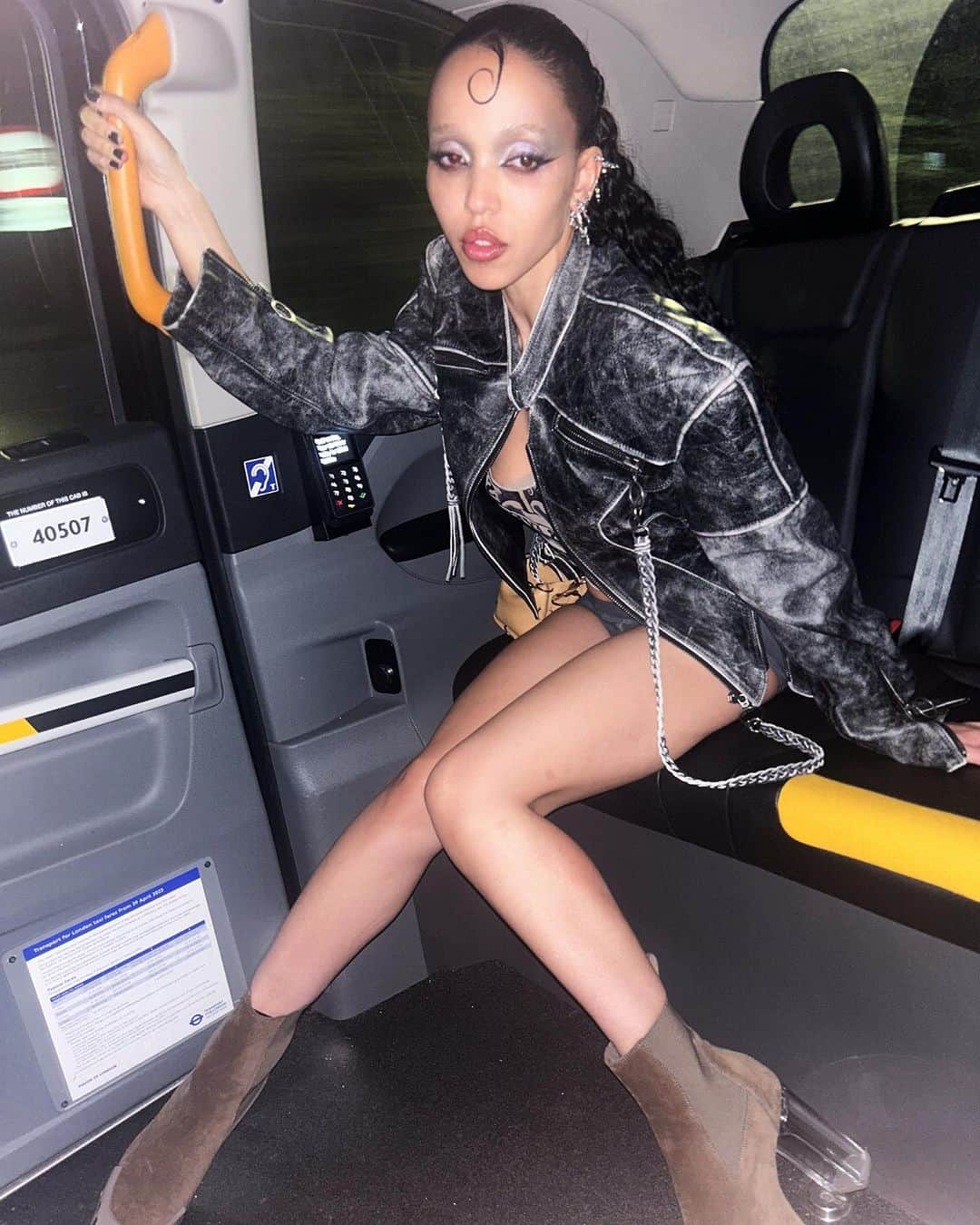 FKAツイッグスさんのインスタグラム写真 - (FKAツイッグスInstagram)「on my way to meet muva and her friends」10月17日 2時00分 - fkatwigs