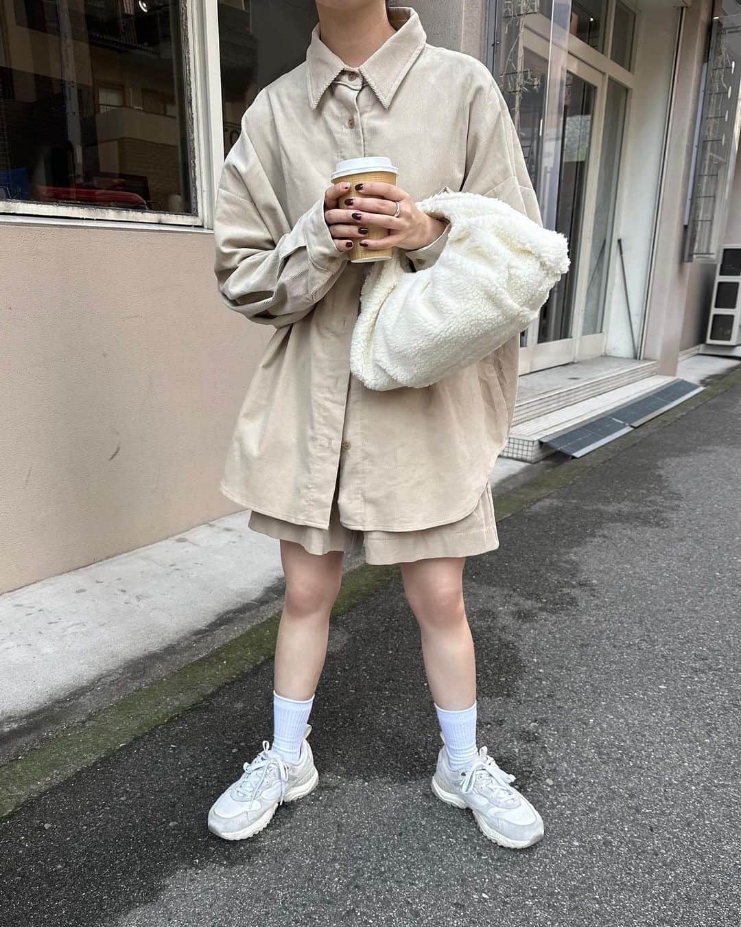 kannnaのインスタグラム：「昨日の出勤コーデの セットアップ😗♡ 実は次の新作でっす！！ コーデュロイで可愛いねん✍🏻 (生地伝われぇえ)  最後の2枚は別の日の！ カーディガンとか合わせも可愛い🤍」
