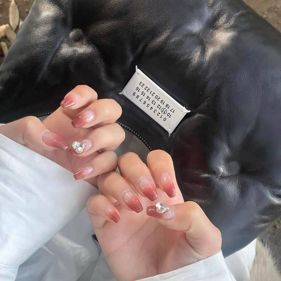 木下ひなこのインスタグラム：「New nail💅💕  ピンクブラウンのグラデーションに キラキラなハートを🫰  今回もとってもお気に入り😭💕 またハートリピートしてしまいそう、、笑  @chipieee_nail_mika さん いつもありがとうございます🥰  #ネイル#グラデーションネイル#秋ネイル#ネイルデザイン#nail#nails」