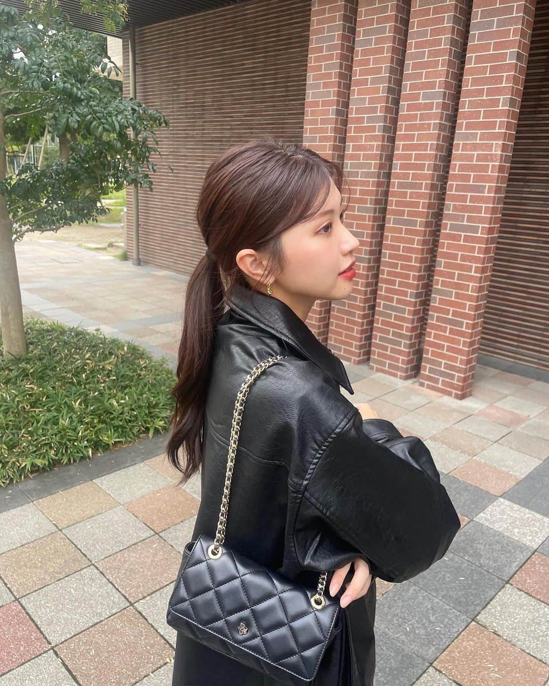 足立沙織さんのインスタグラム写真 - (足立沙織Instagram)「. 最近黒のお洋服ばっかりになってきた🐈‍⬛🫧  この前買ったオーバーサイズのレザージャケットもあったかくてお気に入り🍂秋冬に沢山着よう〜🌨️🎗️  #レザージャケット#秋服#秋コーデ#モノトーンコーデ#アウター#福岡カフェ#福岡#マウジー#メガネコーデ#伊達メガネ#レザージャケットコーデ#오오티디룩#후쿠오카#좋반#머리스타그램#좋아요폭탄#팔로우미#셀기꾼」10月16日 21時23分 - sao_ri_17