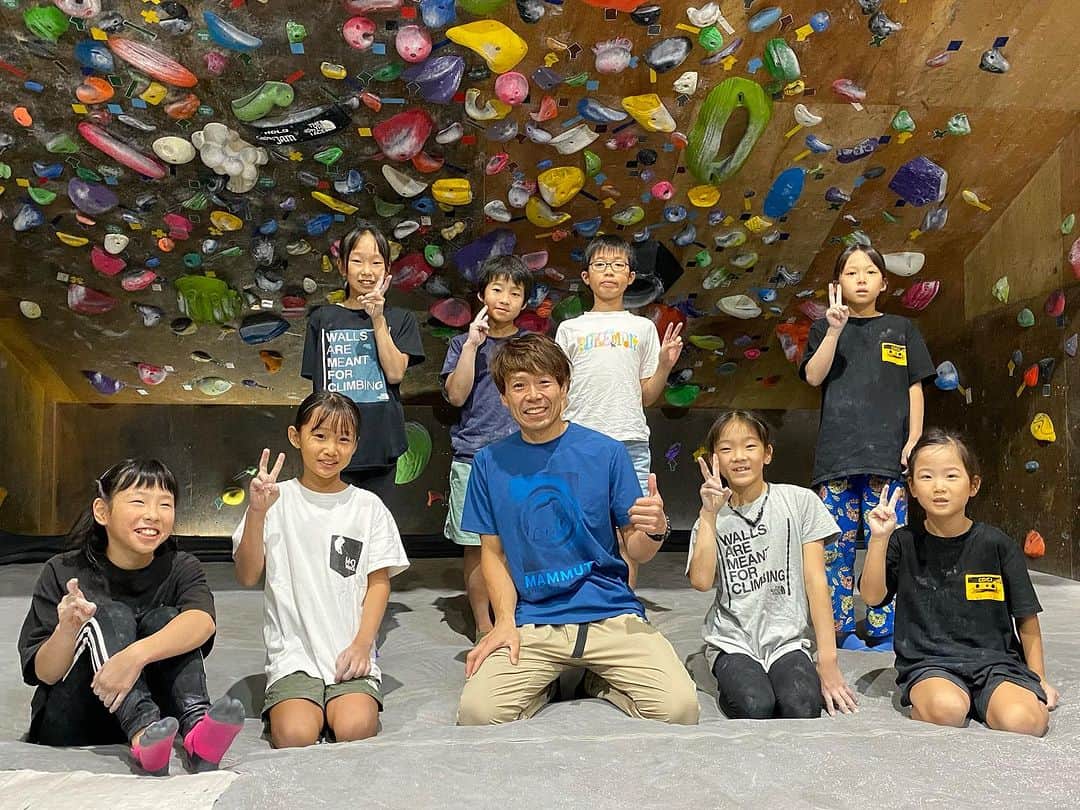 伊東秀和さんのインスタグラム写真 - (伊東秀和Instagram)「. JAMレッスン✨生徒の皆さん大変お疲れ様でした。 毎回、本当にレッスンを楽しみにしてくれているのを、肌で感じます。みんないつも参加ありがとう😊 自分も、いつも楽しみにしているグループレッスンです！ Day1 @climbingjam2  Day2 @climbingjam  ちょうど、 @a_climbing_jp  試し履き会も開催中でした👌 かなりバランスの良いシューズに仕上がってるので、沢山の人に履いてもらいたい！  2日間でキッズ〜ユースの選手層。大人のクラスまで！ みんな楽しみにしてくれていて、今回も総勢40名以上レッスンしてきました✨ハードなスケジュールですが、毎回生徒のやる気と熱量を感じて、本当に楽しくレッスン進めさせてもらってます🔥 10年前に始まったレッスンですが、当時小学生だったメンバーが大きくなり、いつも登る事を楽しんでる印象の静岡クライマー👌 日本代表にも成長していたり！本当に嬉しいかぎりです。 今週のアジアユースへも静岡から多くの選手が参戦。頑張ってきてね👋自由な旅を楽しんできてください😁  今年も3ヶ月を切ってる🤯と思って次回のレッスン確認しましたが、全ての週末はスケジュール入ってしまっていました。次回は2024年になりそうです🙏 静岡に忘年会しに行きたいくらいだ🍺 @raffinee_orientalbio  @a_climbing_jp  @camp1889outdoor  @mammut_japan  #静岡  #浜松 #ヒデスク  #bouldering  #climbing  #training  #enjoy」10月16日 21時24分 - hide9a2019
