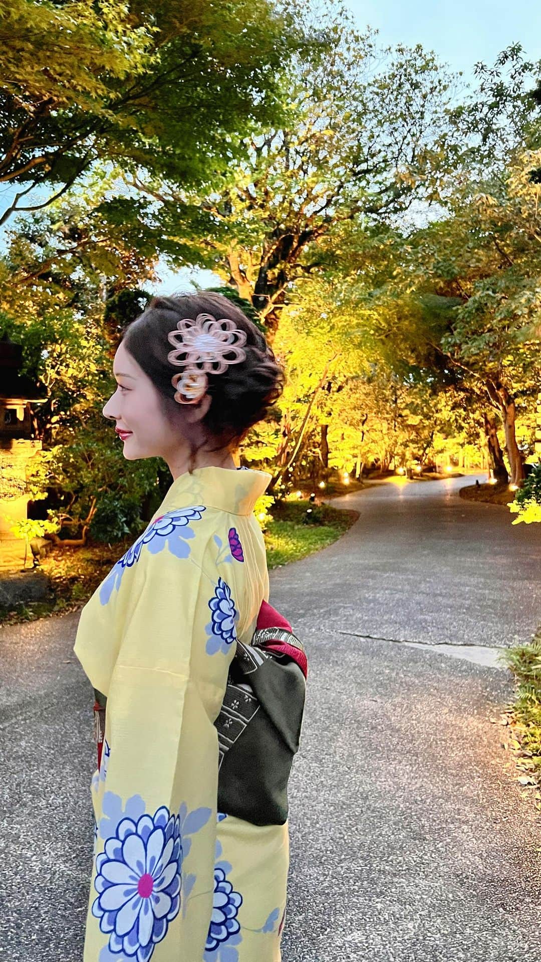 加藤美南のインスタグラム：「もう10月だけどお友達と熱海の花火大会に💞💞 綺麗な花火と少し肌寒いような感覚は不思議で楽しかった🫶🏻  #花火 #花火大会 #熱海」