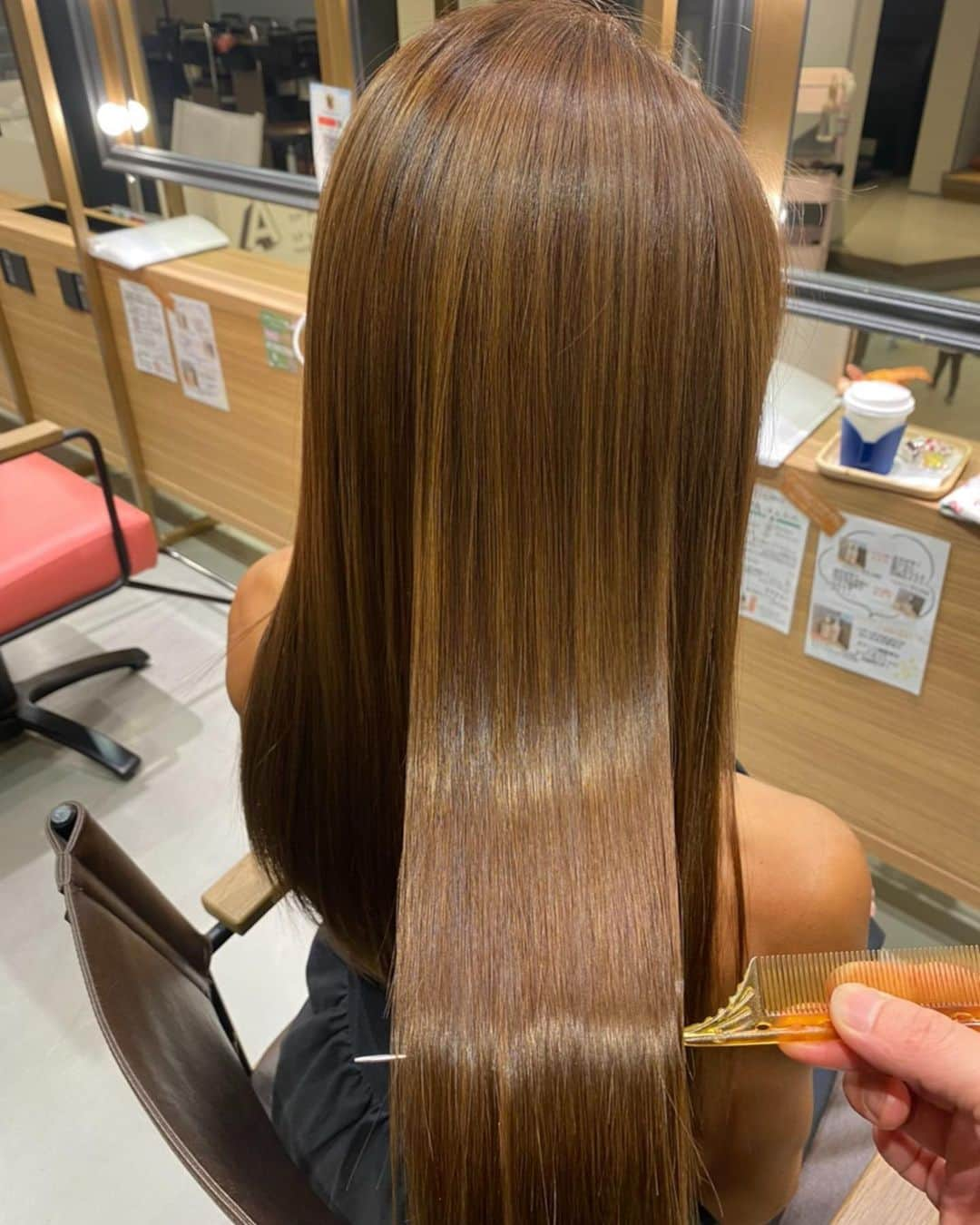 ひぃさんのインスタグラム写真 - (ひぃInstagram)「髪のケア☺️✨💇✨ 大会前は特に⭐️カラートリートメントカットとフルコースで🙇‍♀️🙏✨ いつもありがとうございます✨ @kamisama___001  ブリーチやハイトーンカラーもしていてもサラサラヘアは保つ💖サラサラと風になびかせたい😆 毎日のヘアケアもウノプリールのポロンシャンプー＆トリートメント＆乾かす前のスプレー＆ヘアオイルとフルで使ってます😆🙏✨✨ @kamisama___001  大会選手も沢山カミサマ（神吉さん）にお世話になってます✨いつも綺麗に仕上げていただき本当ありがとうございます☺️⭐️🙏  #美容室#梅田#梅田美容室#ヘアサロン#hairstyles #ストレートヘア#サラサラヘアー #ヘアケア#haircare #ウノプリール#ポロンカラー #大会#沖縄#うみかじテラス #海#青空 #沖縄カフェ #沖縄観光 #okinawa」10月16日 21時27分 - hii.piccolo