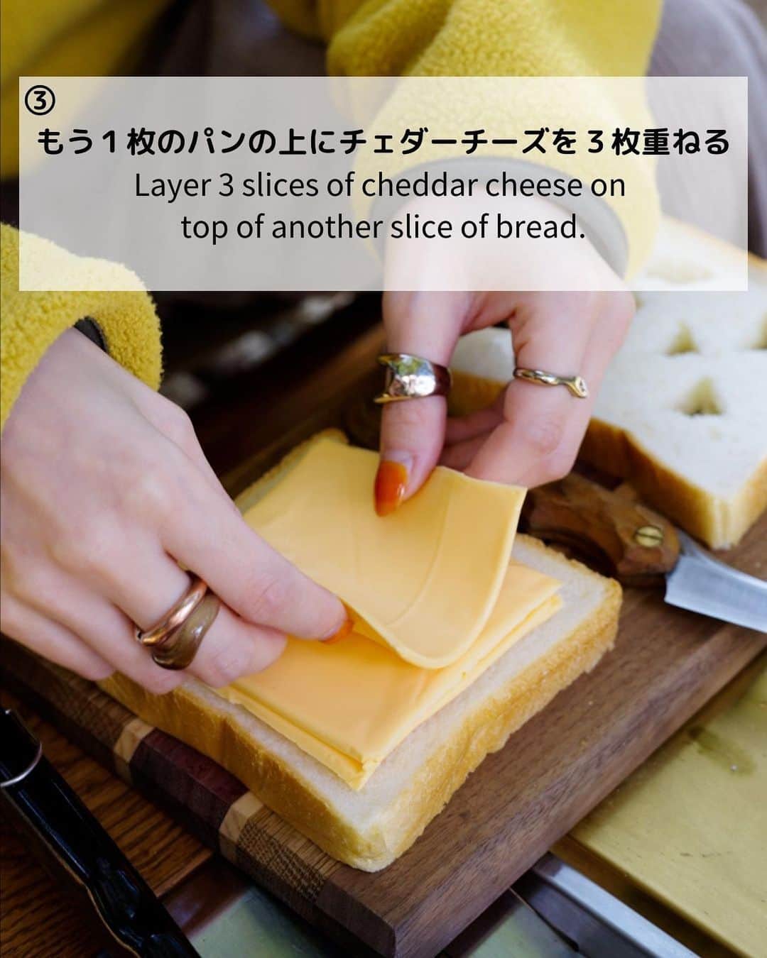 さーやんさんのインスタグラム写真 - (さーやんInstagram)「ハロウィンホットサンド🎃🍞 　 ⏬動画で作り方を見たい方はこちらから @___saaayan___  　 ぶちゅっとホットサンドを押すと チーズが出てきて面白いですw 　 チーズだけじゃなくて、ケチャップも 入れると更にグロテスクになるかも？👻w 　 　 ◽️材料 ・食パン　　　　　2枚 ・チェダーチーズ　3枚 　 　 ◽️作り方 ①食パンに切り込みを入れて 　ジャック オ ランタンの顔を作る。 　(切ったあまりはパクッと食べちゃお♪w) ②チェダーチーズを3枚重ねて食パンで挟む。 ③ホットサンドメーカーで顔面を先に焼いて 　反対も焼いたら完成🎃🍞 　 　 ⏬その他レシピはこちらから @___saaayan___  　 　 　 　 #キャンプ #キャンプ飯 #キャンプ女子 #キャンプ料理 #キャンプ飯レシピ #キャンプご飯 #ホットサンド #ホットサンドメーカー #ホットサンドレシピ #ハロウィン料理 #ハロウィンごはん #ハロウィン #レシピ #簡単レシピ #料理 #アウトドア #アウトドア料理 #アウトドア女子 #camp #camping #camplife #outdoor #outdoorlife #露營 #露營生活 #캠프닉 #캠핑」10月16日 21時36分 - ___saaayan___