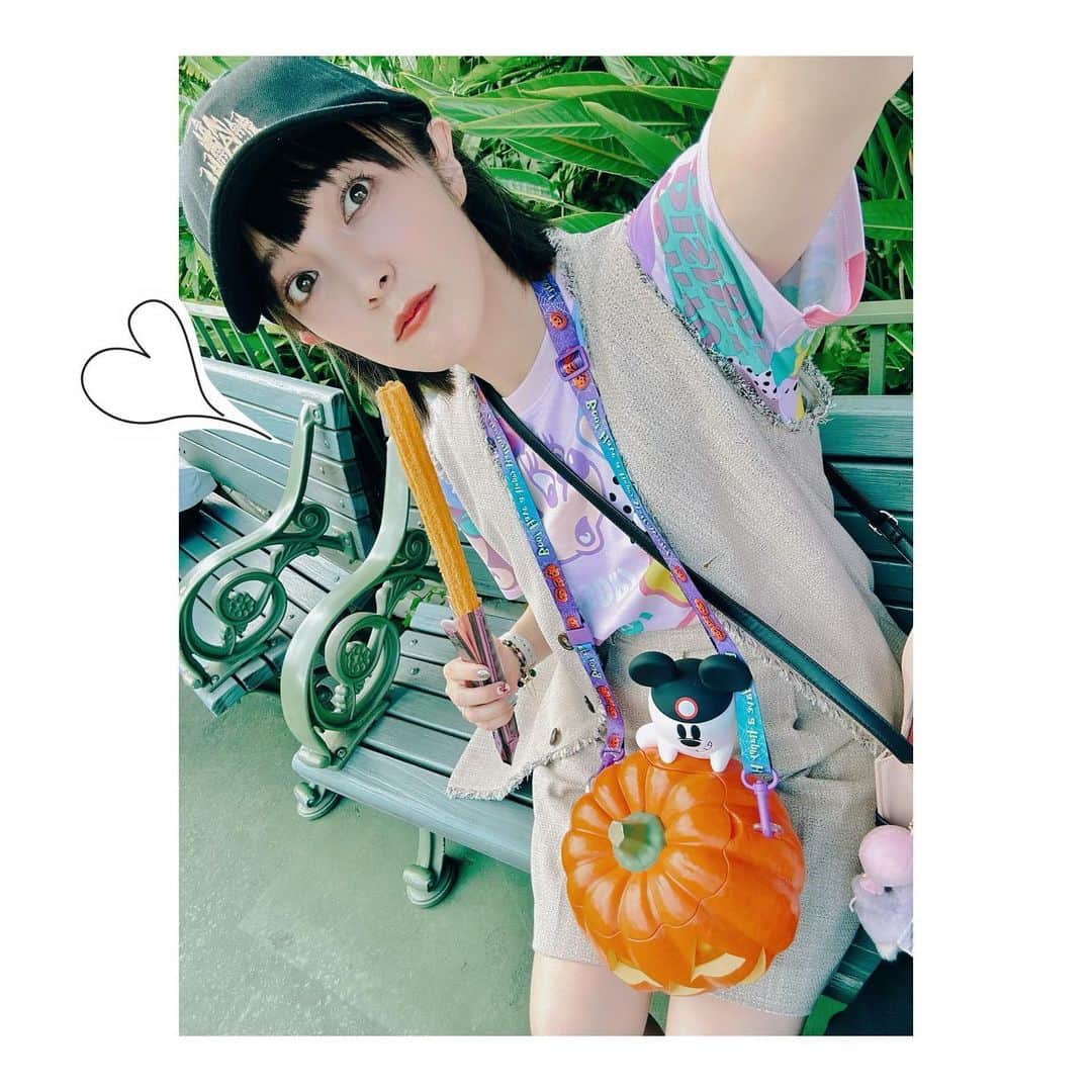佐藤聡美さんのインスタグラム写真 - (佐藤聡美Instagram)「* * *  #ディズニー100   周年🎉 おめでとうございます✨✨  * *  生まれてからこれまで、自分の人生に 彩りや気付きを与えてくれる素敵な作品に出会わせてくれて 心から感謝です。  順位付けは難しいのでやりませんが 私は「わんわん物語」と「美女と野獣」「リトルマーメイド」が大好き♡  芯があって好奇心旺盛でチャーミングなヒロインに 夢中になって作品を観ていました。  作中に出てくる食べ物も 美味しそうなものばかりで印象的ですよね…✨  最近、よく「わんわん物語」のグッズを見かけるので 嬉しくなってお迎えしちゃいます。笑  レディかわいいんだな〜♡♡♡  * *  ピクサーだと「モンスターズインク 」「リメンバー・ミー」 「ウォーリー」全部大切な人たちと観た大好きな作品です。 あ、カールじいさんも…！！すき！きりがない！ ぜんぶすきだー！！笑  * *  ディズニーといえば ディズニーランド！と、シー！ 先月は、不意にだったり突然だったり 人に誘われて行く機会が 何度かあったのです。  ハロウィンだから何かやろう！な日や 可愛いＴシャツお揃いで着よう！な日。  着るものや人が変われば 楽しみ方が変わるから、つまり すごく楽しかった☺️  めちゃくちゃ満喫してしまった☺️  ハッピー！  * *  ポップコーンを入れるカボチャが可愛くて キッチンに飾っています。 子どもが「カボチャさん、笑ってるね。」と 教えてくれるたびに笑顔になれちゃう。しあわせ。 今度一緒に行こうね♡♡♡  * * * *  #disney  #ディズニー  #disney100  #disneyland  #突発的に #遊びに行くの #楽しすぎました #☺️ #佐藤聡美」10月16日 21時29分 - sugar_me58