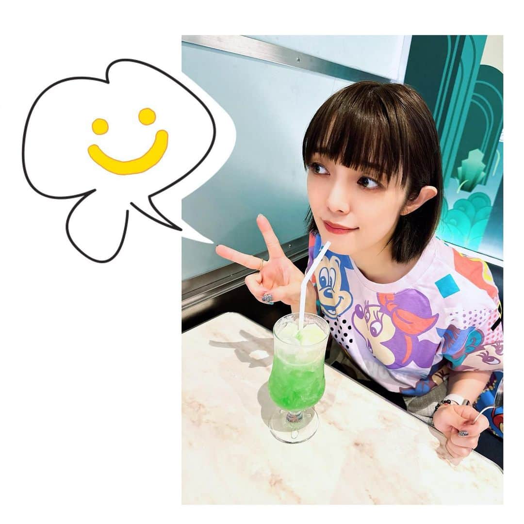 佐藤聡美さんのインスタグラム写真 - (佐藤聡美Instagram)「* * *  #ディズニー100   周年🎉 おめでとうございます✨✨  * *  生まれてからこれまで、自分の人生に 彩りや気付きを与えてくれる素敵な作品に出会わせてくれて 心から感謝です。  順位付けは難しいのでやりませんが 私は「わんわん物語」と「美女と野獣」「リトルマーメイド」が大好き♡  芯があって好奇心旺盛でチャーミングなヒロインに 夢中になって作品を観ていました。  作中に出てくる食べ物も 美味しそうなものばかりで印象的ですよね…✨  最近、よく「わんわん物語」のグッズを見かけるので 嬉しくなってお迎えしちゃいます。笑  レディかわいいんだな〜♡♡♡  * *  ピクサーだと「モンスターズインク 」「リメンバー・ミー」 「ウォーリー」全部大切な人たちと観た大好きな作品です。 あ、カールじいさんも…！！すき！きりがない！ ぜんぶすきだー！！笑  * *  ディズニーといえば ディズニーランド！と、シー！ 先月は、不意にだったり突然だったり 人に誘われて行く機会が 何度かあったのです。  ハロウィンだから何かやろう！な日や 可愛いＴシャツお揃いで着よう！な日。  着るものや人が変われば 楽しみ方が変わるから、つまり すごく楽しかった☺️  めちゃくちゃ満喫してしまった☺️  ハッピー！  * *  ポップコーンを入れるカボチャが可愛くて キッチンに飾っています。 子どもが「カボチャさん、笑ってるね。」と 教えてくれるたびに笑顔になれちゃう。しあわせ。 今度一緒に行こうね♡♡♡  * * * *  #disney  #ディズニー  #disney100  #disneyland  #突発的に #遊びに行くの #楽しすぎました #☺️ #佐藤聡美」10月16日 21時29分 - sugar_me58