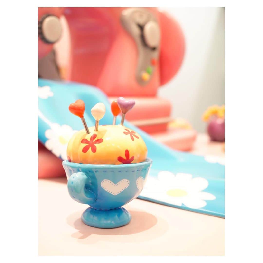 佐藤聡美さんのインスタグラム写真 - (佐藤聡美Instagram)「* * *  #ディズニー100   周年🎉 おめでとうございます✨✨  * *  生まれてからこれまで、自分の人生に 彩りや気付きを与えてくれる素敵な作品に出会わせてくれて 心から感謝です。  順位付けは難しいのでやりませんが 私は「わんわん物語」と「美女と野獣」「リトルマーメイド」が大好き♡  芯があって好奇心旺盛でチャーミングなヒロインに 夢中になって作品を観ていました。  作中に出てくる食べ物も 美味しそうなものばかりで印象的ですよね…✨  最近、よく「わんわん物語」のグッズを見かけるので 嬉しくなってお迎えしちゃいます。笑  レディかわいいんだな〜♡♡♡  * *  ピクサーだと「モンスターズインク 」「リメンバー・ミー」 「ウォーリー」全部大切な人たちと観た大好きな作品です。 あ、カールじいさんも…！！すき！きりがない！ ぜんぶすきだー！！笑  * *  ディズニーといえば ディズニーランド！と、シー！ 先月は、不意にだったり突然だったり 人に誘われて行く機会が 何度かあったのです。  ハロウィンだから何かやろう！な日や 可愛いＴシャツお揃いで着よう！な日。  着るものや人が変われば 楽しみ方が変わるから、つまり すごく楽しかった☺️  めちゃくちゃ満喫してしまった☺️  ハッピー！  * *  ポップコーンを入れるカボチャが可愛くて キッチンに飾っています。 子どもが「カボチャさん、笑ってるね。」と 教えてくれるたびに笑顔になれちゃう。しあわせ。 今度一緒に行こうね♡♡♡  * * * *  #disney  #ディズニー  #disney100  #disneyland  #突発的に #遊びに行くの #楽しすぎました #☺️ #佐藤聡美」10月16日 21時29分 - sugar_me58