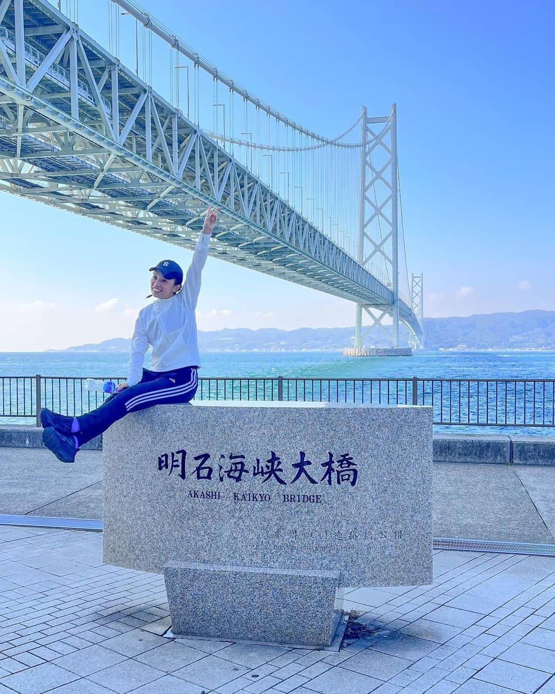 瀧本芹奈のインスタグラム：「𝐬𝐞𝐫𝐢𝐧𝐚 𝐝𝐚𝐲𝐨𝐟𝐟𓂃٭  今日はrun15k+walk5k=20km🤍 早朝ランは本当に気持ち良い〜✨✨✨  実は、来月の神戸マラソン出るんです😳✊🏻 今の段階では、完走できればいいなって🥹 頑張って頑張って走り切ろうと思います！！ 終わったら友達がお疲れ様会してくれたり、 温泉旅行に行ったりする予定があるから それを楽しみに頑張ろぉおおお🫶🏻💞  走ってる途中は、足負傷しながら15k！ 朝ごはん食べて帰宅𓂃꙳⋆ 近所の歯医者の予定だけ行ってスーパー行ったんだけど 足の付け根からすごく痛くなって他の予定は無理に🥺  ロアくんの注射行って お散歩行ってから花火行こうと思ってたのに🥺🥺 家から音だけ聞いた！（笑）  明日から金曜まであるっぽいから いける日は全部いこう！  #dayoff #明石海峡 #明石海峡大橋  #マラソン #神戸マラソン」