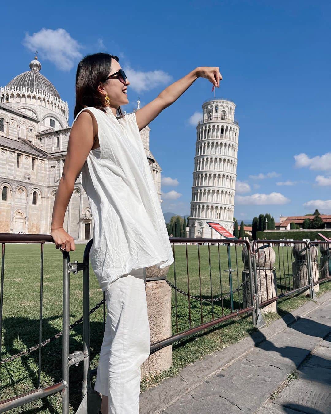 Remiさんのインスタグラム写真 - (RemiInstagram)「leaning tower of Pisa, Italy🏛️🇮🇹 世界遺産、ピサの斜塔へ🛳 港からバス→電車→バスと乗り継いで辿り着きました🚌 ピサの斜塔といえば、お決まりの支えてますポーズ🙌🏼 他にどんなポーズが撮れるかな？と子供たちと色んなショットを試してみました📷  前回と全く変わらないピサの光景と、全く変化した自分の環境🧳当時は未来の夫や子供たちとまた訪れるなんて想像もしなかったなぁ💭 次は孫と来ることを妄想することにします👵🏼 それまで元気でいるぞー✊🏼  ------------ 📍#Pisa #Italy #🇮🇹 🏛️ #leaningtowerofpisa  ⚓️ @norwegiancruiseline  👨‍👩‍👧‍👦 @hh.channel2023  🗓 2023.10.3-13  #ピサの斜塔 #イタリア旅行 #家族写真 #クルーズ旅  #ノルウェージャン #ヨーロッパクルーズ #地中海クルーズ #エーゲ海クルーズ #子連れクルーズ #子連れ旅行 #norwegiancruiseline #norwegianbreakaway #cruise #cruiselife #familycruise #remi_world2023」10月16日 21時29分 - remi_912