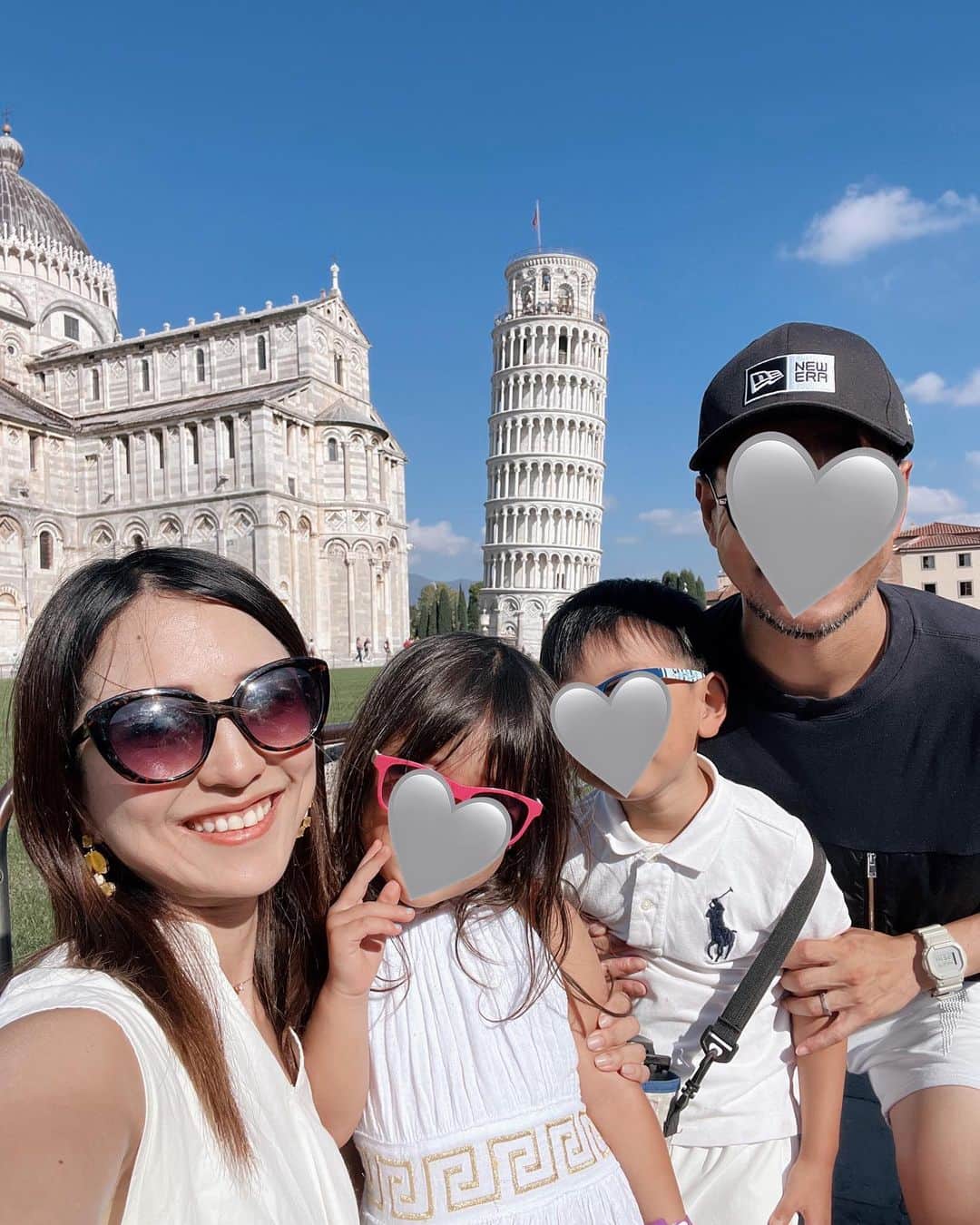 Remiさんのインスタグラム写真 - (RemiInstagram)「leaning tower of Pisa, Italy🏛️🇮🇹 世界遺産、ピサの斜塔へ🛳 港からバス→電車→バスと乗り継いで辿り着きました🚌 ピサの斜塔といえば、お決まりの支えてますポーズ🙌🏼 他にどんなポーズが撮れるかな？と子供たちと色んなショットを試してみました📷  前回と全く変わらないピサの光景と、全く変化した自分の環境🧳当時は未来の夫や子供たちとまた訪れるなんて想像もしなかったなぁ💭 次は孫と来ることを妄想することにします👵🏼 それまで元気でいるぞー✊🏼  ------------ 📍#Pisa #Italy #🇮🇹 🏛️ #leaningtowerofpisa  ⚓️ @norwegiancruiseline  👨‍👩‍👧‍👦 @hh.channel2023  🗓 2023.10.3-13  #ピサの斜塔 #イタリア旅行 #家族写真 #クルーズ旅  #ノルウェージャン #ヨーロッパクルーズ #地中海クルーズ #エーゲ海クルーズ #子連れクルーズ #子連れ旅行 #norwegiancruiseline #norwegianbreakaway #cruise #cruiselife #familycruise #remi_world2023」10月16日 21時29分 - remi_912