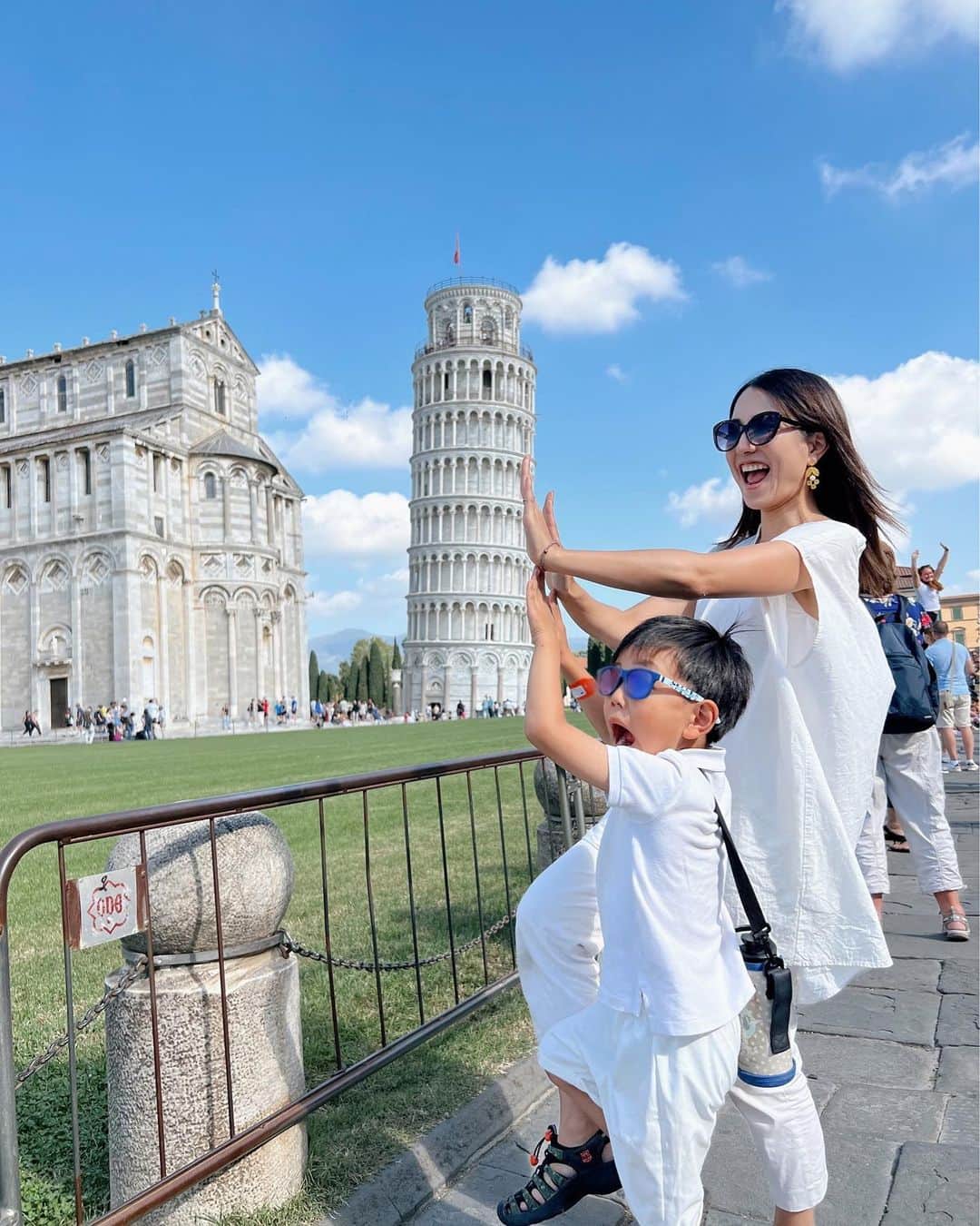 Remiさんのインスタグラム写真 - (RemiInstagram)「leaning tower of Pisa, Italy🏛️🇮🇹 世界遺産、ピサの斜塔へ🛳 港からバス→電車→バスと乗り継いで辿り着きました🚌 ピサの斜塔といえば、お決まりの支えてますポーズ🙌🏼 他にどんなポーズが撮れるかな？と子供たちと色んなショットを試してみました📷  前回と全く変わらないピサの光景と、全く変化した自分の環境🧳当時は未来の夫や子供たちとまた訪れるなんて想像もしなかったなぁ💭 次は孫と来ることを妄想することにします👵🏼 それまで元気でいるぞー✊🏼  ------------ 📍#Pisa #Italy #🇮🇹 🏛️ #leaningtowerofpisa  ⚓️ @norwegiancruiseline  👨‍👩‍👧‍👦 @hh.channel2023  🗓 2023.10.3-13  #ピサの斜塔 #イタリア旅行 #家族写真 #クルーズ旅  #ノルウェージャン #ヨーロッパクルーズ #地中海クルーズ #エーゲ海クルーズ #子連れクルーズ #子連れ旅行 #norwegiancruiseline #norwegianbreakaway #cruise #cruiselife #familycruise #remi_world2023」10月16日 21時29分 - remi_912