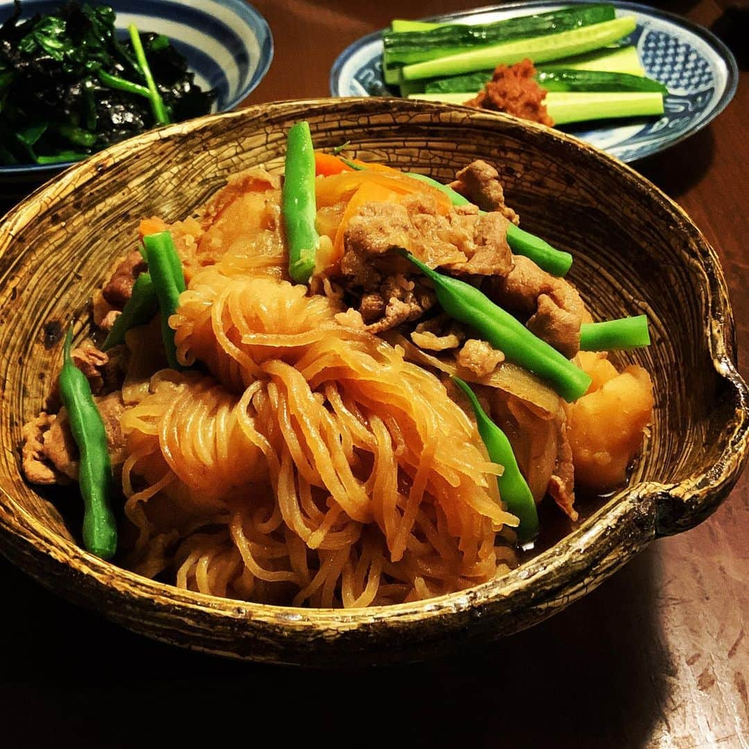 志摩有子さんのインスタグラム写真 - (志摩有子Instagram)「副菜は肉じゃが。結び白滝が最近のブーム。バラバラにならないから食べやすい。 @mar4m の生味噌　@marumimar4 は胡瓜につけてもおいしい。  #肉じゃが #秋の和定食」10月16日 21時35分 - ariko418