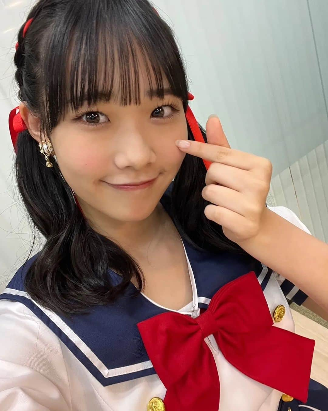 Juice=Juiceさんのインスタグラム写真 - (Juice=JuiceInstagram)「18歳のバースデーグッズが公開されました🎂✨  セーラー服風の衣装👗  明日のバーイベがんばりさします！！  # juicejuice#入江里咲#りさち」10月16日 21時35分 - juice_juice_official