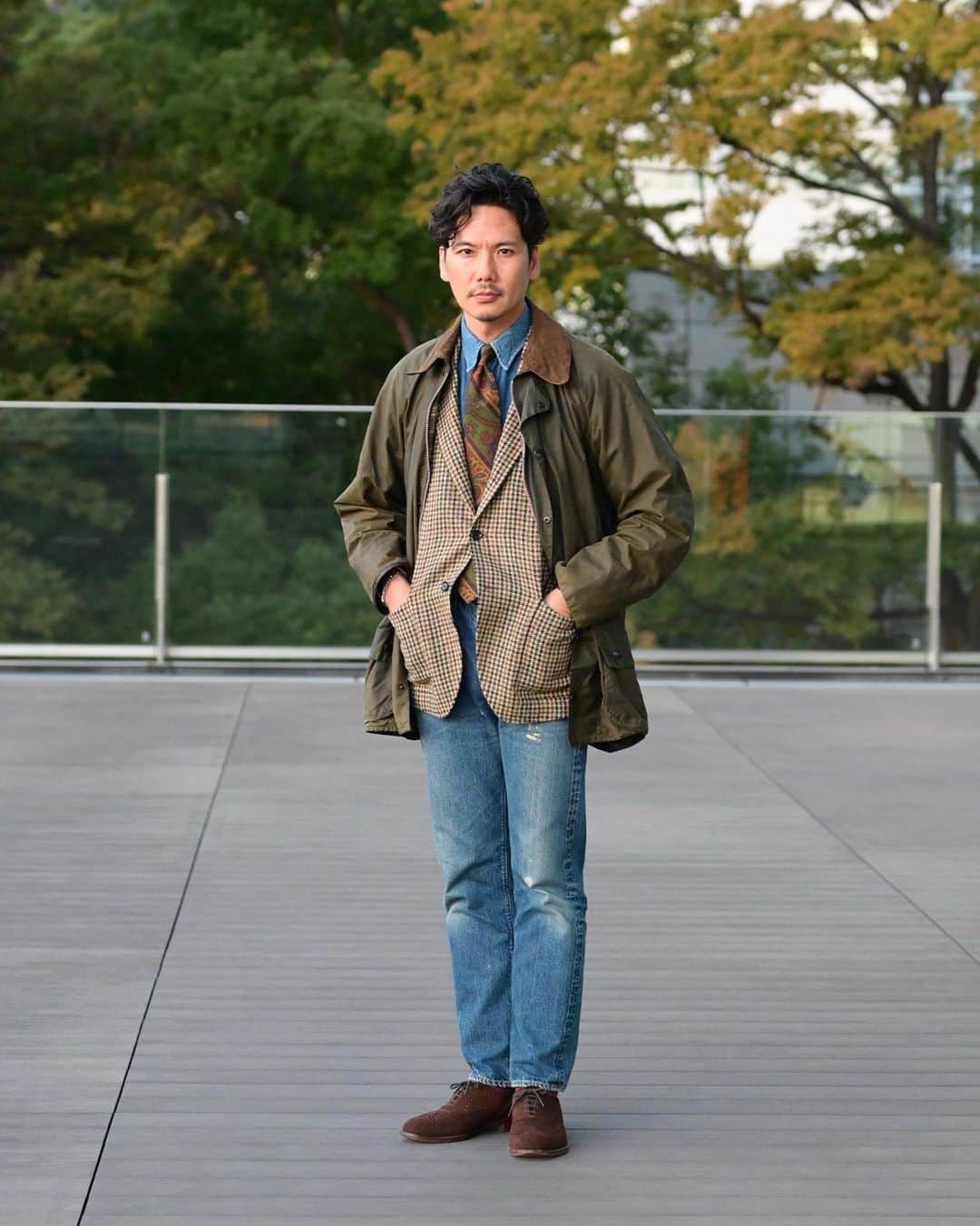 のインスタグラム：「"Classic never fades"⬅︎⬅︎⬅︎swipe left Ph. @shoji_fukaya   着古したバブアー、ツィードジャケット、ウエスタンシャツ、ハンドプリントタイ、リーバイス501 、スエードブローグ。 全てオーセンティック、全てクラシック。クラシックは時代を超えて愛され続ける。  Tap for Brands ・ ITEM Hunting Jacket： @barbour 80's Jacket： @woolrich_japan  Shirt： maverick 80's Tie： @poloralphlauren 90's Jeans： @levis 501bige 60's Belt： @thesole_official  Shoes： @churchs 70's  ・ #beamsf #woolrich #jacketstyle #classicmenswear #gentlemen #follow #pr #influence #bestoftheday #vintagewear #spezzatura #outfitmen」