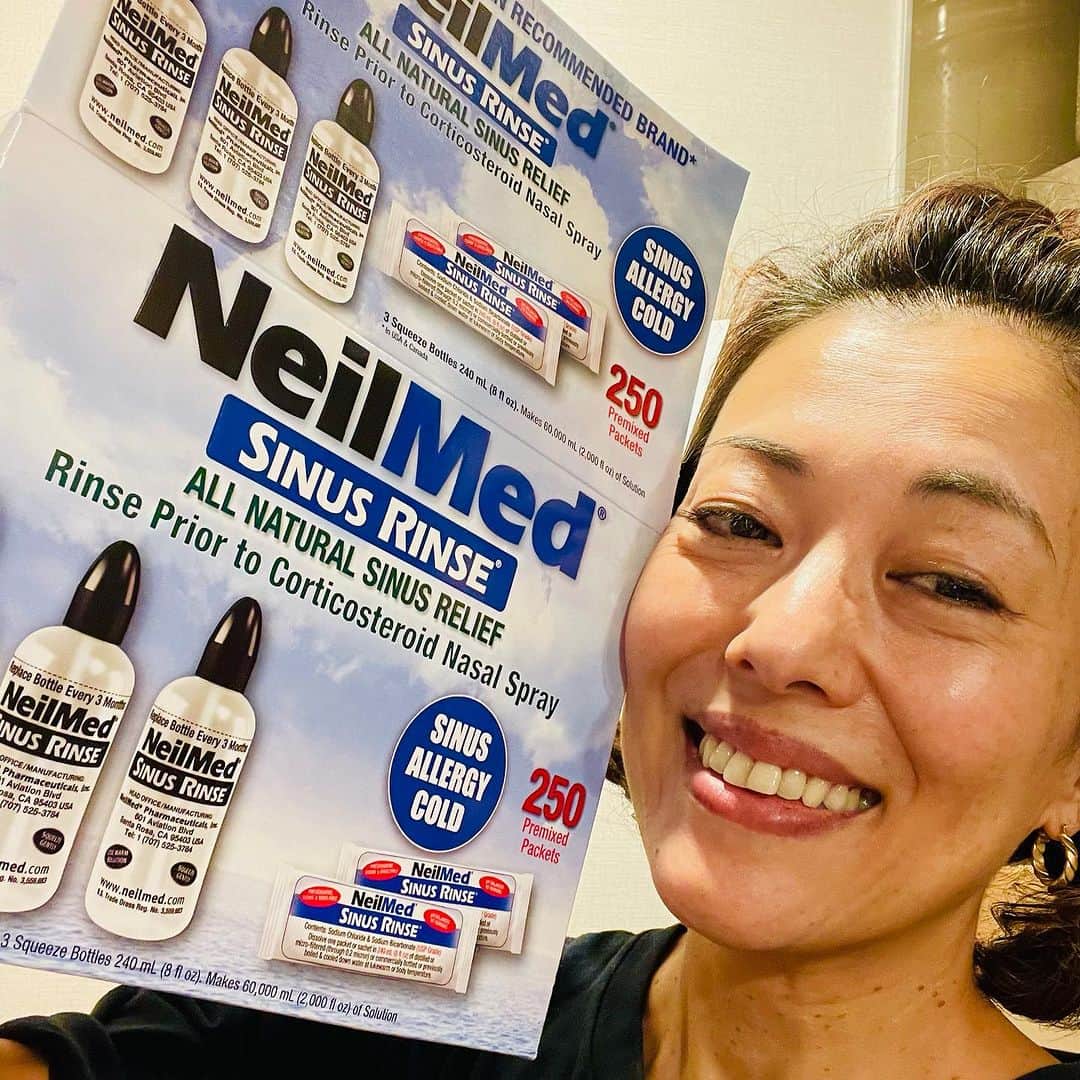 池田有希子のインスタグラム：「毎晩の鼻うがいが飛び切り簡単にできてしまうサシェを入手致しました！容器付き！嬉しくて一緒にセルフィーまで撮ってしまうという…🤣」