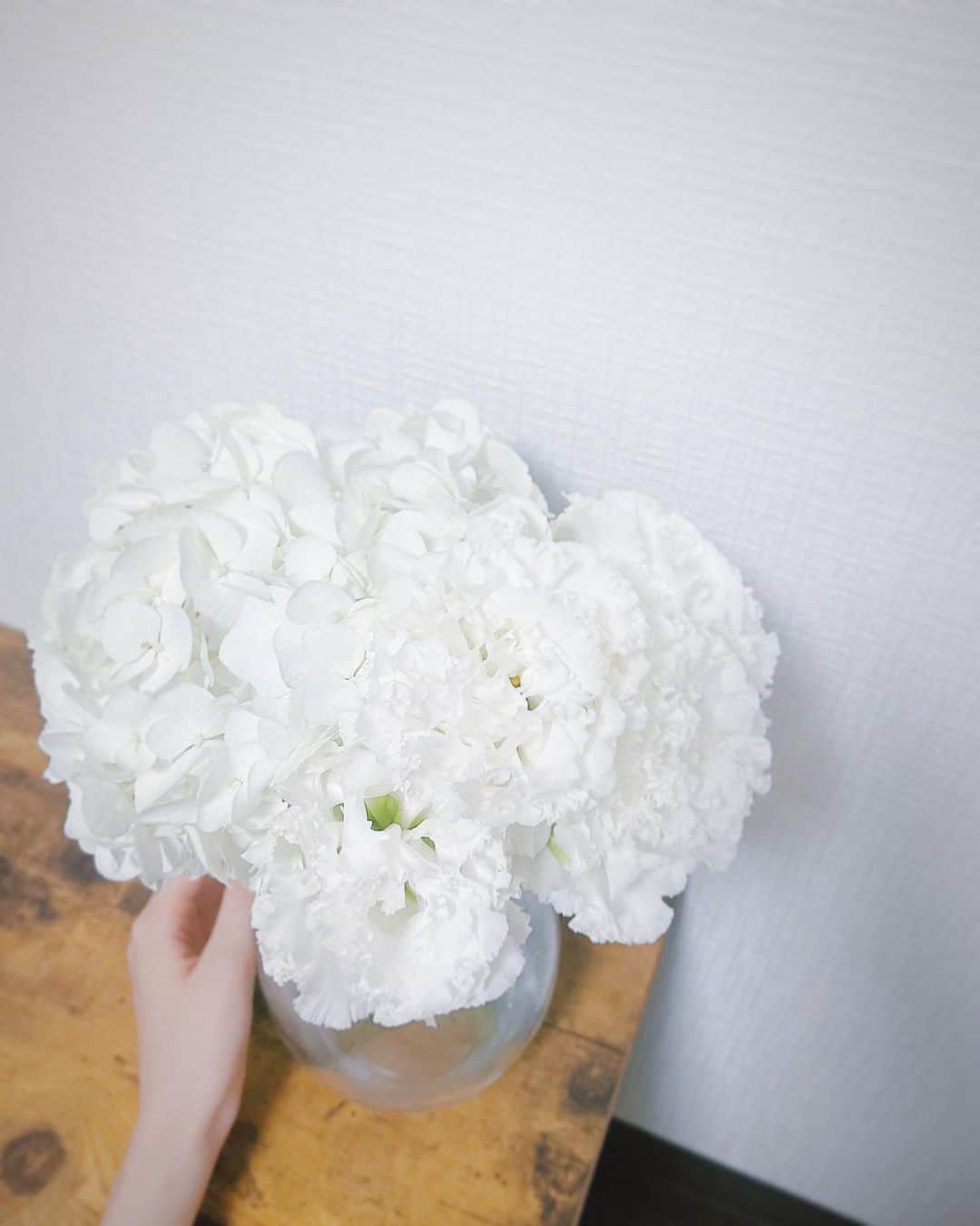 吉田怜菜のインスタグラム：「. . 先日友だちの結婚式でしあわせと一緒にお花をお裾分けしてもらって、、本当に素敵な式だったなぁとお花を見ては余韻に浸っております🕊️🍃 . 我慢しようと思っていても、友だちの結婚式はいつも泣いてしまう🥲💞🫧 . . #おめでとう🤍」