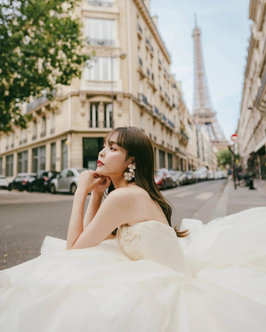 磯田 ひかる(Hikaru Isoda) のインスタグラム：「パリで撮影したウエディングフォトの後撮りデータもらったので載せます🇫🇷🤍  朝7:00〜からエッフェル塔付近、夜の22:00〜ルーブル美術館で撮影したよ♡  かなりボリュームのあるドレスなので動き回るの大変だった、、、🥹（見えない足元はスニーカー👟）  カジュアルな雰囲気にしたかったので、ヘアメイクは自分で💄🪞 結婚式ではアップスタイルにしたのでダウンヘアにしたよ🫶  ルーブル美術館での撮影は、22時から消灯する23時までの1時間のスピード勝負！ 7月のパリはかなり日が長くて、22時になってもまだ若干明るいんだよね🌙  帰りuberつかまらなくて深夜のパリのど真ん中、ウエディングドレス姿で待ちぼうけになってたのも良い思い出...🥹  Photo by @paris_ashgraphy   #パリ #ウエディングドレス #ウエディングフォト #パリウエディング #pariswedding #parisweddingphotography #verawang」