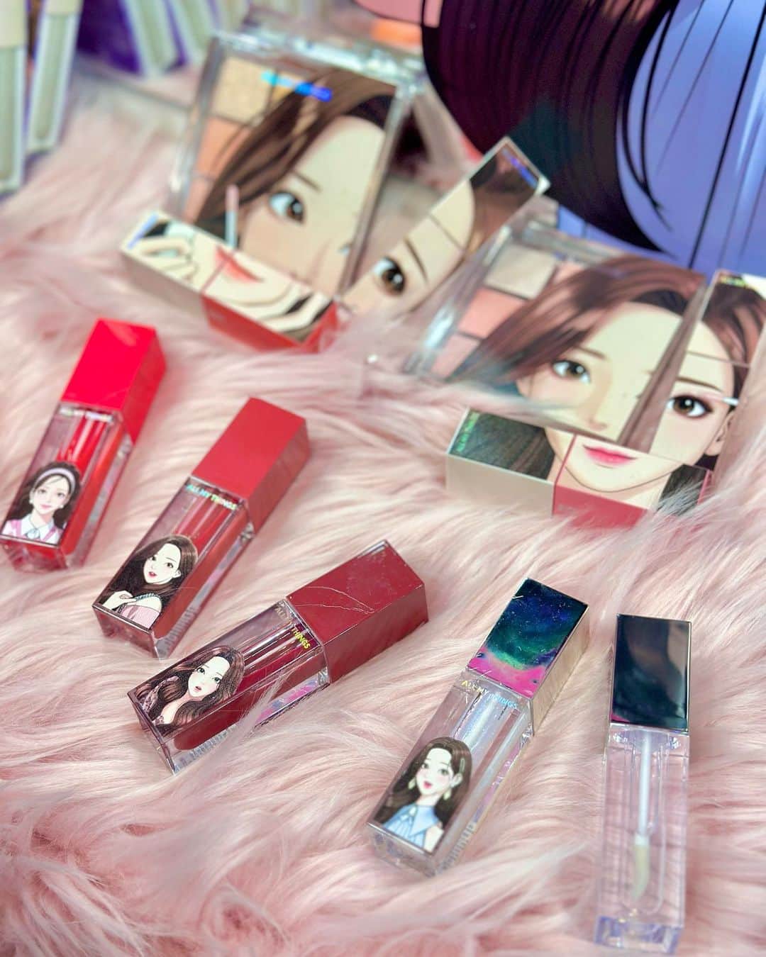 のインスタグラム：「💄  ロフトコスメフェスティバル2023AW-2nd-へ行ってきたよ❣️    AWは落ち着きのあるコスメが多くなってくるイメージ！でもパッケージはカラフルな物も多くて可愛いかった〜😍    気になったブースの紹介をするね✨      @allmythings_jp さんのブースは一際可愛かった💗今流行りの韓国風な絵も描かれてたよ！    @sopo_cosmetics さんは私が元々ファンデーションも使ってて、今回も立ち寄ってみたよ♪  メイクアップアーティストのGeorgeさん監修のコスメが登場するみたい✨   @vanessadesu さんのトークショーはめちゃくちゃ面白かった😳  動画はたまに見たりするけど、本当にメイクが好きなんだろうなって感じが伝わってきて、見ているこっちも楽しくなったよ🫶    @creme_de_ann さんのクリームシャンプー！トリートメント/シャンプー/コンディショナー/頭皮クレンジング/カラーケアをこれ1本で出来ちゃう✨    @duo_cosme さんのクレンジングはほんとにオススメ😍1回使ってみて欲しい❤️‍🔥  色によって効果も違うんだよ〜！    @furla さんから香水出てるの知らなかった〜！デザインもオシャレだから使ってみたいな☺️    @millefee_official さんから登場したアイシャドウパレット💗絵本みたいで可愛かった📖    @yblab さんからはモコモコのグラマラスパッツ！これは冬にピッタリ🥺    @tirtir_jp_official さんのクッションファンデは赤くてコロンとしててクリスマスギフトにもいいかも🎁✨      なんと今年で10年目！😳  全国のロフトとネットストアで開催されてるみたいだからチェックしてみてね✨     ＊＊＊＊＊＊＊＊＊＊  お仕事依頼はDMへ💌💭 ＊＊＊＊＊＊＊＊＊＊    プロフィールリンクはこちら👉 @yuna_smile0130      #PR#ロフト展示会#ロフトのコスフェス#ロフトコスメ#コスメ#メイク#メイクアップアーティスト#ロフト#秋冬メイク」