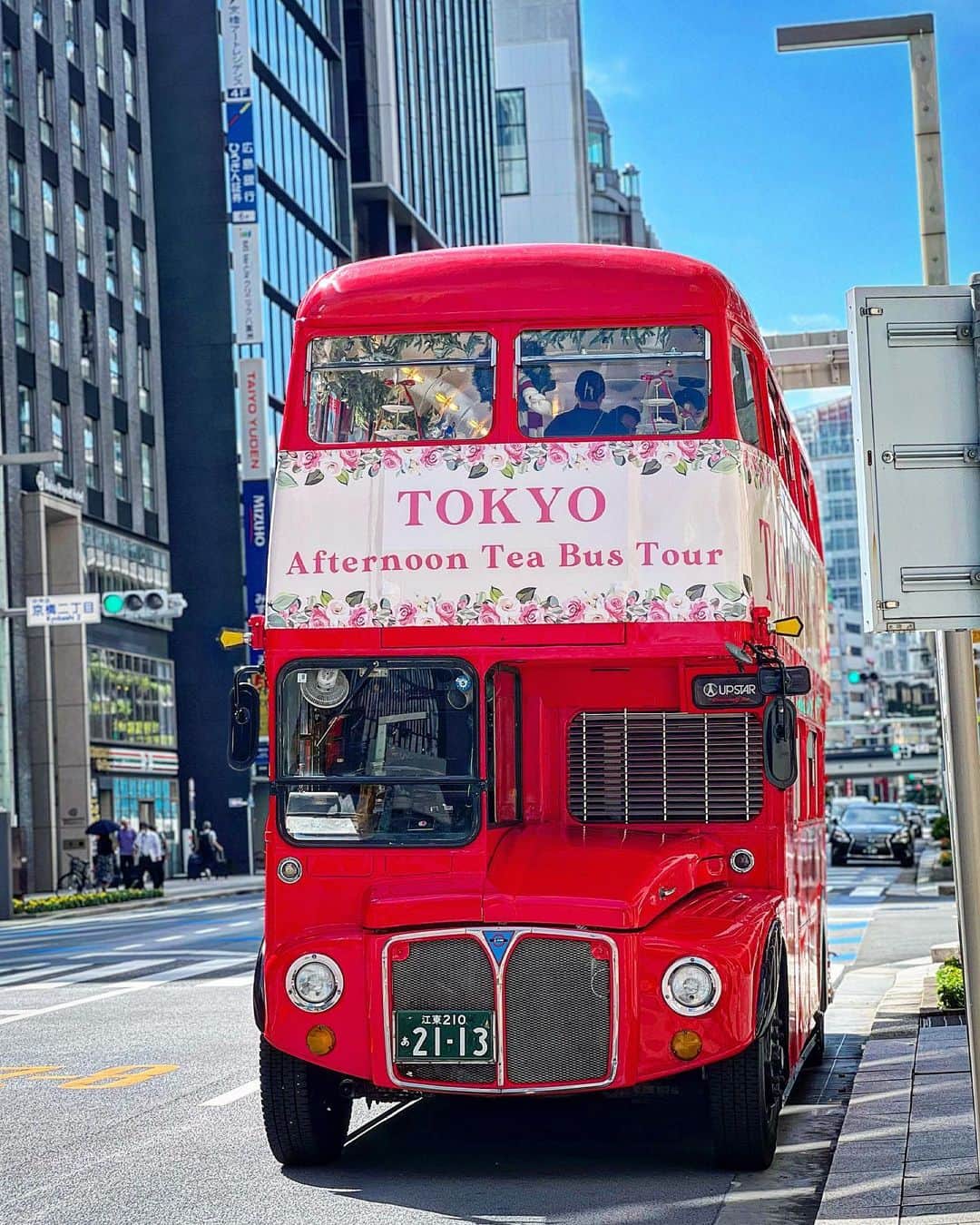 能美黎子さんのインスタグラム写真 - (能美黎子Instagram)「・ 7日間限定の特別な体験をしに 日本で唯一体験できるロンドンバスの コラボアフタヌーンティーへ。  『DAKS』×「Three Tiers」 クリスマスアフタヌーンティー @daksjapan  @afternoon_tea_bus_tour  @threetiers_bp   ご招待をうけ、一足早めに体験させていただきました。  11月23日（木）〜11月29日（水）の 7日間限定で運行される 『DAKS』×「Afternoon Tea Bus Tour」。  バスの中の車内はクリスマス一色🎄 一足早めのクリスマスを体験できる素敵な空間。  限定のスイーツをいただきながら、 東京都内を周遊できる なんとも素敵企画🗼  ここだけしか、いまだけしか できない特別な体験。  人気なのでご予約はお早めに。  --------------------  Afternoon Tea Bus Tour @afternoon_tea_bus_tour   『DAKS』×「Three Tiers」クリスマスアフタヌーンティー 11月23日（木）〜11月29日（水）※7日間限定 運行時間： 1便目 15:00〜16:30 2便目 17:00〜18:30 3便目 19:00〜20:30 乗車時間：90分 発着地　：Three Tires京橋店前 〒104-0031 東京都中央区京橋1丁目5-8 三栄ビル前 予約方法：WEB事前決済 料金　　：1名 税込12,000円　  --------------------  #daks#dakslondon#ダックス#英国王室御用達#アフタヌーンティーバス#ロンドンバス#期間限定 #期間限定スイーツ #限定スイーツ#ロンドンバスアフタヌーンティー #コラボアフタヌーンティー #アフタヌーンティー巡り #バスの中 #東京周遊 #ここだけ #日本でここだけ #ここでしか食べられない #特別な体験 #スイーツ巡り #クリスマススイーツ #クリスマス#クリスマス限定 #クリスマス限定メニュー #バスツアー#PR」10月16日 21時42分 - reikonohmi