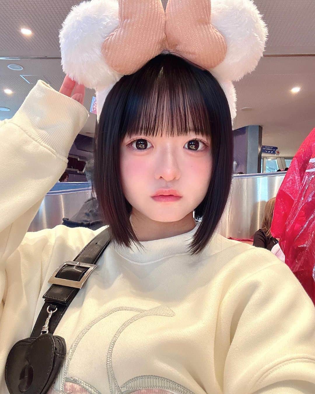 羽崎ほののインスタグラム：「黒髪ボブすきですか、？  #ボブ #黒髪ボブ #japaneseidol #japanesegirl #disneyland #ぱっつん前髪」