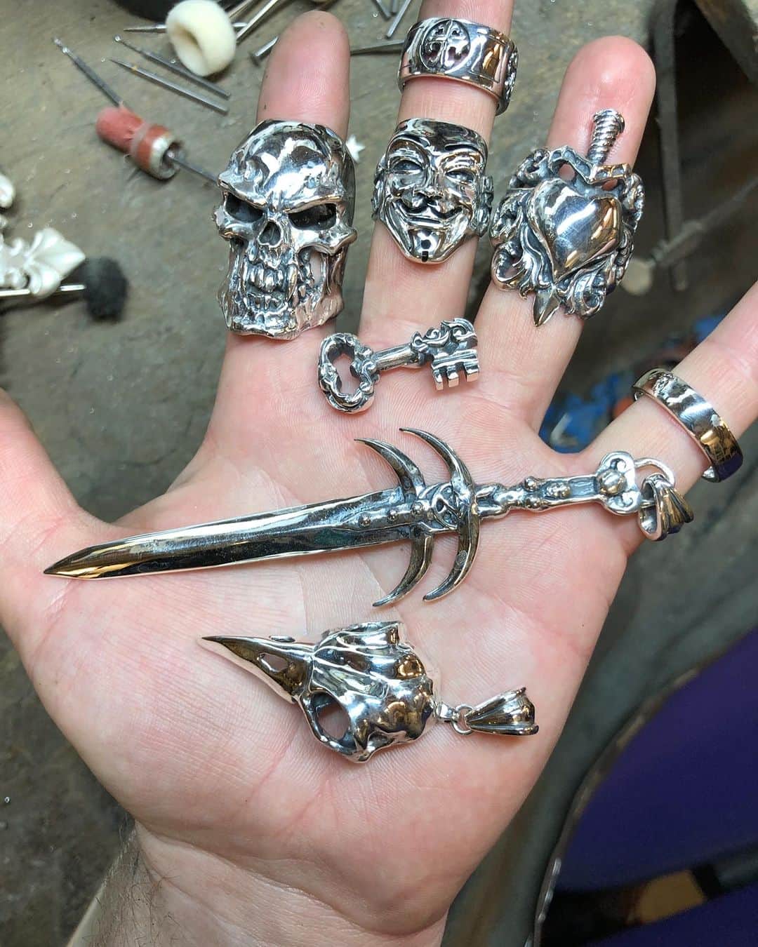 クレイジーピッグさんのインスタグラム写真 - (クレイジーピッグInstagram)「Handmade to order, 1 hour sizings for most of our 1200+ designs 🔥. . . . . . #rings #silver #pendant #chain #sterling #biker #gothic #rocknroll #jewellery #bespoke #london #metal」10月16日 21時42分 - crazypigdesignslondon