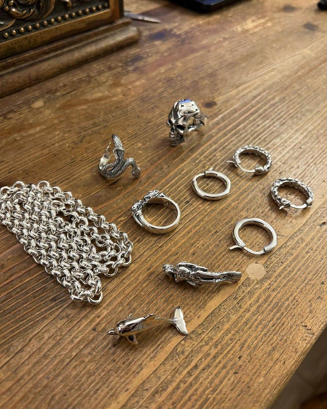 クレイジーピッグのインスタグラム：「Handmade to order, 1 hour sizings for most of our 1200+ designs 🔥. . . . . . #rings #silver #pendant #chain #sterling #biker #gothic #rocknroll #jewellery #bespoke #london #metal」