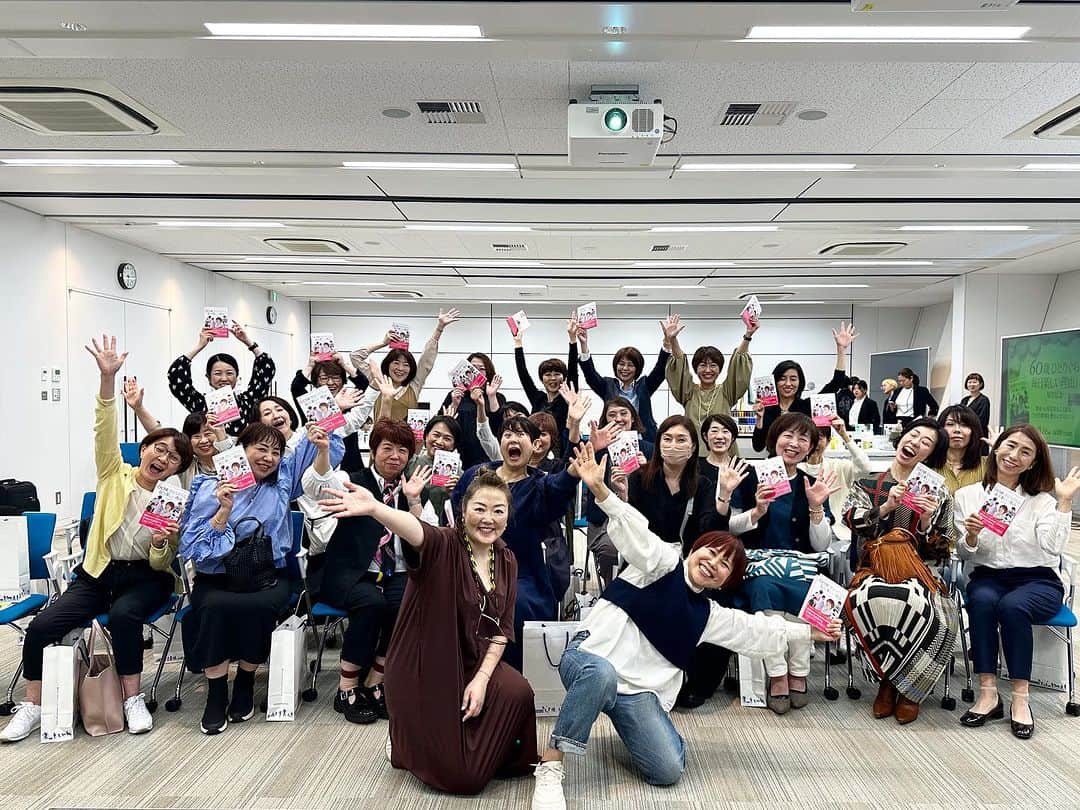 のインスタグラム：「10月17日発売 『60歳 ひとりぐらし 毎日楽しい理由』 発売直前イベント 「ひとり時間を豊かにするヒント」 無事に終了いたしました🥳♥️  秋晴れの土曜日、ご参加下さった皆さん本当にありがとうございました‼️  お一人お一人のお顔を見て言葉を交わせ、とにかく楽しく嬉しかったです 😆💕  ご協力いただきました "わたしのお気に入りアイテム" の皆さまに感謝🙏🏻 司会をしてくれた「kufura」編集長 #佐藤明美 ちゃん に感謝🙏🏻 会場で運営をしてくださったたくさんのスタッフの皆さんに感謝🙏🏻 そして、 編集の小学館 Yさんに感謝🙏🏻  皆さま、本当にありがとうございました♥️♥️♥️♥️♥️♥️  この本を携え、 『全国横断BOOKTOUR』 やりますので、どうぞよろしくお願いいたします♥️  #60歳毎日楽しい理由  #日本全国ブックツアー #山本浩未のbooktour  @uzu_byflowfushi  @fukumitsuya_shop  @effectim_official  @refa_mtg  @20neo_official  @sunao_kurashi_  @kobako_official  @nomusilica_official  @kiwabi_japan  @nemohamo  @kurashikinu #あゆみのお面」