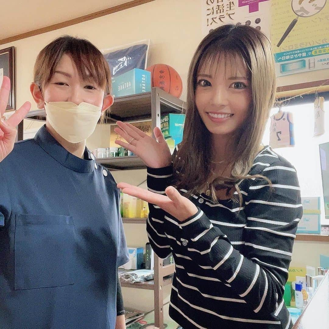 ちひろのインスタグラム：「.  産後の体を整えに💆‍♀️  初めてちゃんとした体の矯正してもらったよ🙃  骨盤、背骨の歪みを整えたい方！！ (カイロプラクティック全身矯正！) まずは原因をしっかりと聞き、1人1人のお身体のお悩みに合わせた施術をしてくれました！ カイロプラクティックって言葉初めて聞いて色々説明してもらって、なるほど〜\💡/って思うことが沢山あってすごく深いお話だった👂  ～下記のようなお悩みある方にオススメ！～ ・どこに行っても良くならない ・ダイエットがなかなか上手くいかない ・産前、産後の骨盤ケア ・首、肩、腰、膝が辛い ・姿勢が悪い  あたしは、肩、首、背中、腰、が気になっていて産後という事もあって色々😵  骨盤、いや、背骨の歪みがやばすぎてビックリしたの！笑 笑っちゃうくらい自分こんなんなの！？って  そして全体的に硬い🥹 大好きなパンや甘いものも原因！？🍩  色々ためになりました！  やり終わったあとは体が軽くなってキュッってなった感覚がしたし、ヒップupもしたみたい🍑  正しい位置に戻すことによって呼吸のしやすさも変わって、 体を整えるのって必要なんだなぁって実感した😌  PR @chiropracticyou   #カイロプラクティック由 #長岡市 #全身矯正 #カイロプラクティック #美容カイロ #長岡整体 #歪みを整える #カイロプラクター」