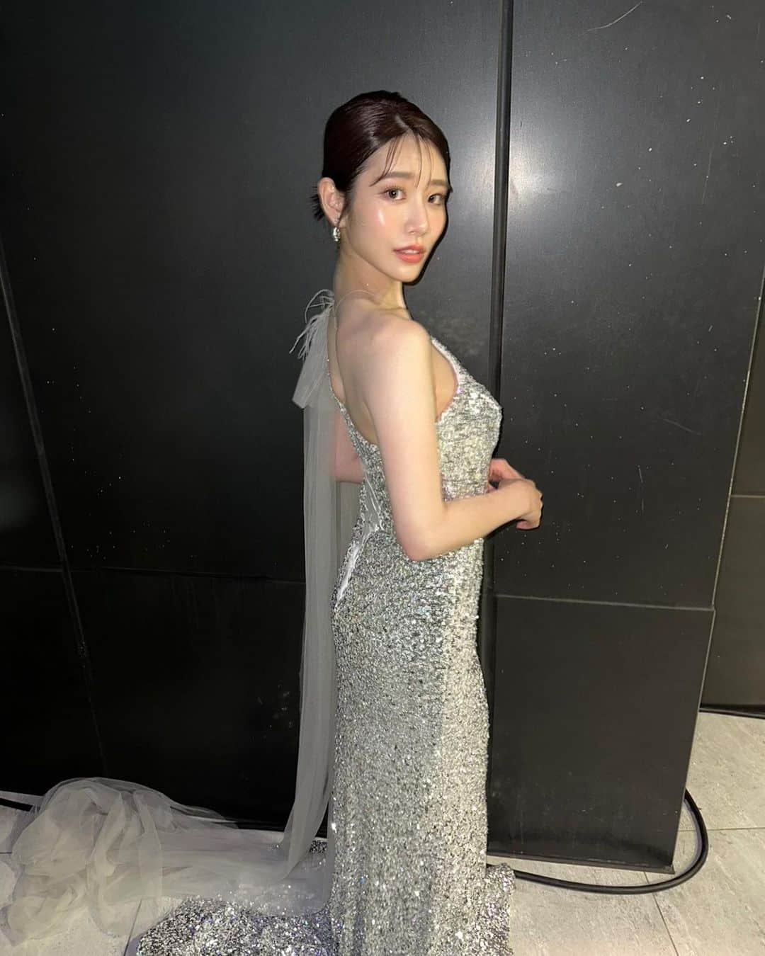 河北彩花さんのインスタグラム写真 - (河北彩花Instagram)「⁡ ⁡ 今回台湾で行われた第5回"走鐘獎"アワードの プレゼンターとして参加させていただけたこと ほんとうに心から光栄におもいます💐🤍 ⁡ ⁡ ⁡ ⁡ こんな大きな舞台に私を呼んでくださった ことだけでも感謝の気持ちでいっぱいなのに ⁡ ⁡ 日本から招待して頂いたのも 私一人だけだと聞いて おどろきと嬉しい気持ちで溢れました🥺🤍 ⁡ ⁡ ⁡ レッドカーペットも最後に主催者の方と 一緒に歩くことができ ⁡ なかなか経験することのない 空気感と豪華なステージに とても感銘を受けました𓂃𓈒𓏸︎︎︎︎ 🕊 ⁡ ⁡ ⁡ 4日間一緒に過ごしてくれた 王さん、りょうこさん ⁡ ヘアメイクで付いてくれた ナターシャさん ⁡ 一緒にステージに立ってくれた 中指通さん ⁡ ほんとうに感謝の気持ちでいっぱいです🙏🏻✨ ⁡ ⁡ ⁡ そして、台湾のファンのみなさん 日本のファンのみなさん 今回も見届けてくれてありがとう💐 ⁡ ⁡ 皆さんのことがだいすきです🤍     #台湾  #走鐘獎  #WHITEDDING #ホワイトウェディングハンドメードウェディングドレス」10月16日 21時42分 - saika_kawakita__official