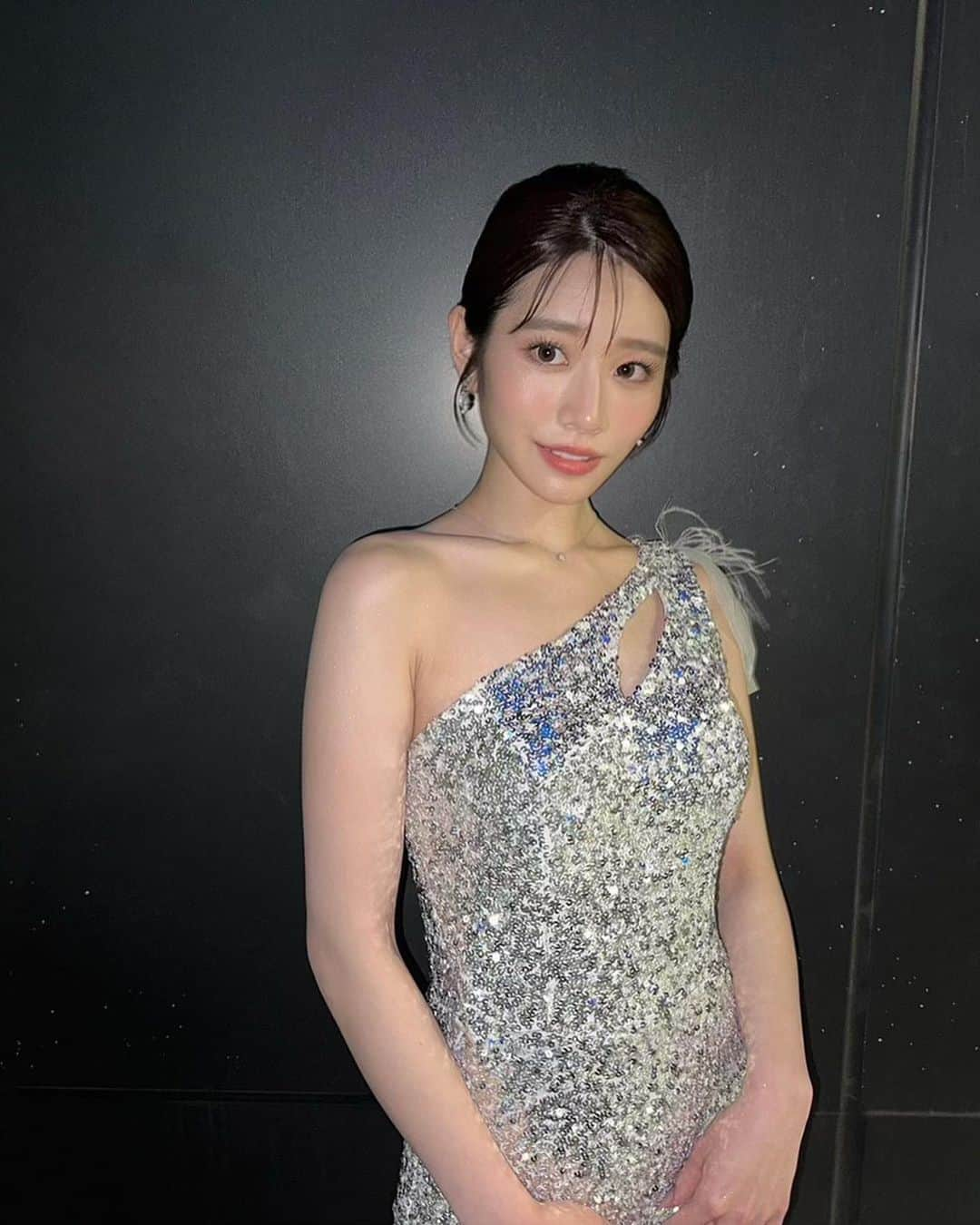 河北彩花さんのインスタグラム写真 - (河北彩花Instagram)「⁡ ⁡ 今回台湾で行われた第5回"走鐘獎"アワードの プレゼンターとして参加させていただけたこと ほんとうに心から光栄におもいます💐🤍 ⁡ ⁡ ⁡ ⁡ こんな大きな舞台に私を呼んでくださった ことだけでも感謝の気持ちでいっぱいなのに ⁡ ⁡ 日本から招待して頂いたのも 私一人だけだと聞いて おどろきと嬉しい気持ちで溢れました🥺🤍 ⁡ ⁡ ⁡ レッドカーペットも最後に主催者の方と 一緒に歩くことができ ⁡ なかなか経験することのない 空気感と豪華なステージに とても感銘を受けました𓂃𓈒𓏸︎︎︎︎ 🕊 ⁡ ⁡ ⁡ 4日間一緒に過ごしてくれた 王さん、りょうこさん ⁡ ヘアメイクで付いてくれた ナターシャさん ⁡ 一緒にステージに立ってくれた 中指通さん ⁡ ほんとうに感謝の気持ちでいっぱいです🙏🏻✨ ⁡ ⁡ ⁡ そして、台湾のファンのみなさん 日本のファンのみなさん 今回も見届けてくれてありがとう💐 ⁡ ⁡ 皆さんのことがだいすきです🤍     #台湾  #走鐘獎  #WHITEDDING #ホワイトウェディングハンドメードウェディングドレス」10月16日 21時42分 - saika_kawakita__official