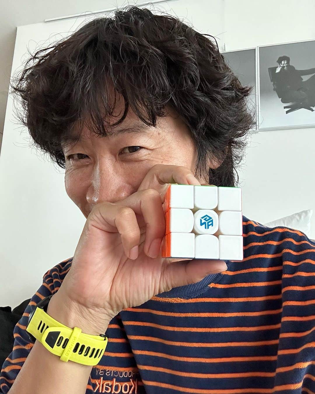 チン・ソンギュのインスタグラム：「큐브 새내기들~~!!  가족모두 큐브삼매경~~!!  우리의스승은 남승혁!👍👍👍👍👍  가즈아!!!!!!!  #큐브#남승혁#타미큐브#맞추면기분짜릿🙏💝🙏」