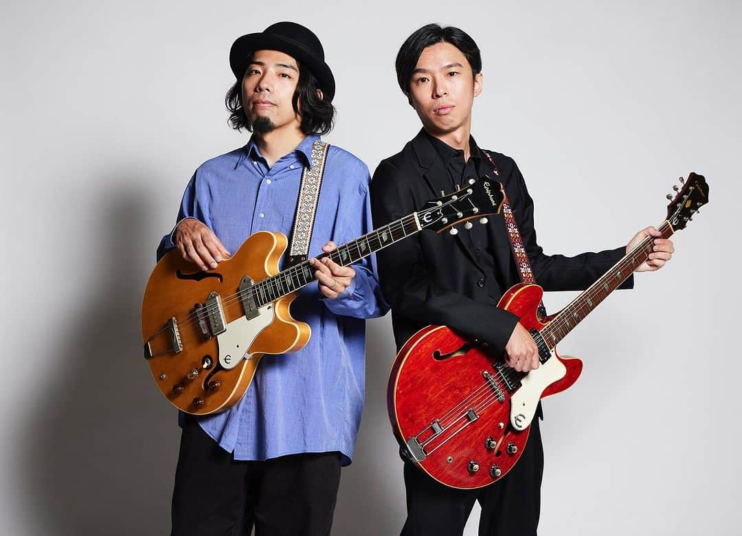 山本幹宗のインスタグラム：「Epiphone150周年記念スペシャルサイトのカバーモデル&スペシャルインタビューが公開されました。 関口シンゴさんと🎸🎸  @epiphone_japan  @shingo.sekiguchi   RivieraもCasinoもカッコいい！ 現行のモデルもナイスでした。」