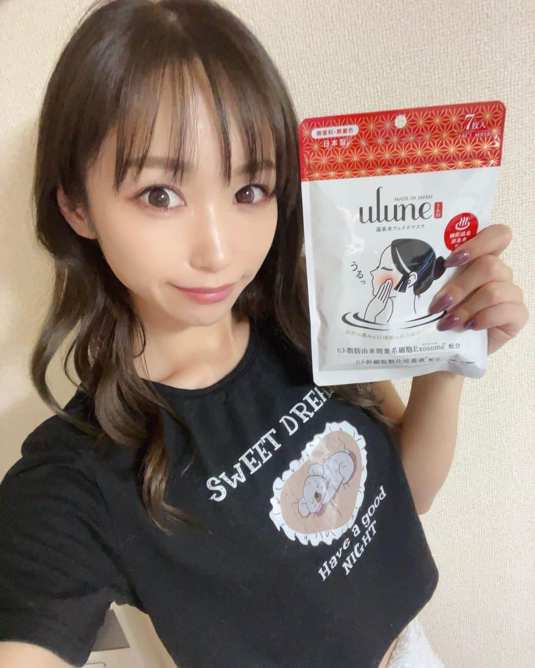 渋木美沙のインスタグラム：「最近ハマってる ulune うるね温泉水フェイスマスク💓 (7枚入り)  ulune うるね温泉水フェイスマスクは 日本屈指の美人の湯♨️✨ 三重県の榊原温泉の源泉水を 100％配合しているのです！！！！  効果、特徴としては 🎀エイジングケア 🎀乾燥によるシミ、シワ予防 🎀乾燥による肌荒れ対策 🎀保湿 🎀ハリ、弾力  この1枚で色んな悩みが 解決しそうです- ̗̀ ♡ ̖́-  シートは水分がたっぷりついてて 薄めなのでお肌にしっかりと 密着してくれるのでお肌にはいっていく感じがしました！！  しかも 🎀ヒト脂肪由来間葉系細胞エクソソーム 🎀11種類の美容成分  がたっぷり配合されてるの！  気になる方は 7枚入りなので1週間集中ケアも 大事な日の朝などに使っても🙆‍♀️💕  PR @yamatokogyou_official #フェイスマスク #温泉水 #スキンケア #うるね #シートパック #フェイスパック #乾燥 #ulune」