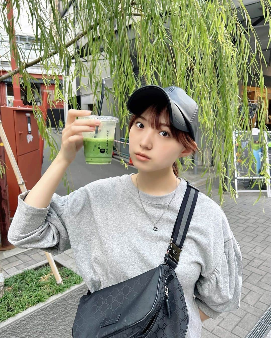 太田夢莉のインスタグラム：「インスタっぽい写真が撮れたと思ったのにバッグ全開でした。よく何も落とさなかったな。 抹茶味はあんまり食べないけれど、このお濃茶ラテは美味しかったよ🍵🐄 #浅草 #雷一茶 #お濃茶ラテ」