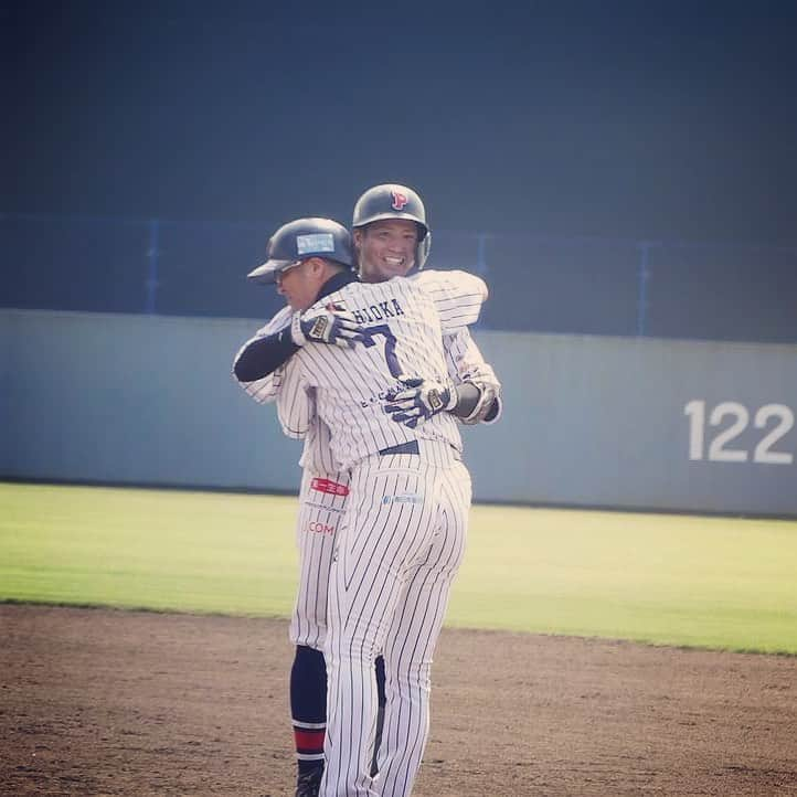 松尾大河のインスタグラム：「北九州下関フェニックス 2年間お世話になりました⚾︎  スキッパーからの 電話で始まった北九州生活 感謝してます！幸せです！  最高の仲間と 応援してくださったファンの皆様 ありがとうございました😊  まだまだフェニックスでやりたい気持ちは、ありますが 一旦自分の評価を聞いたうえで 続けるか辞めるかを決めたいと思います！  ありがとうございました😊 #北九州下関フェニックス #松尾大河 #23 #西岡剛」