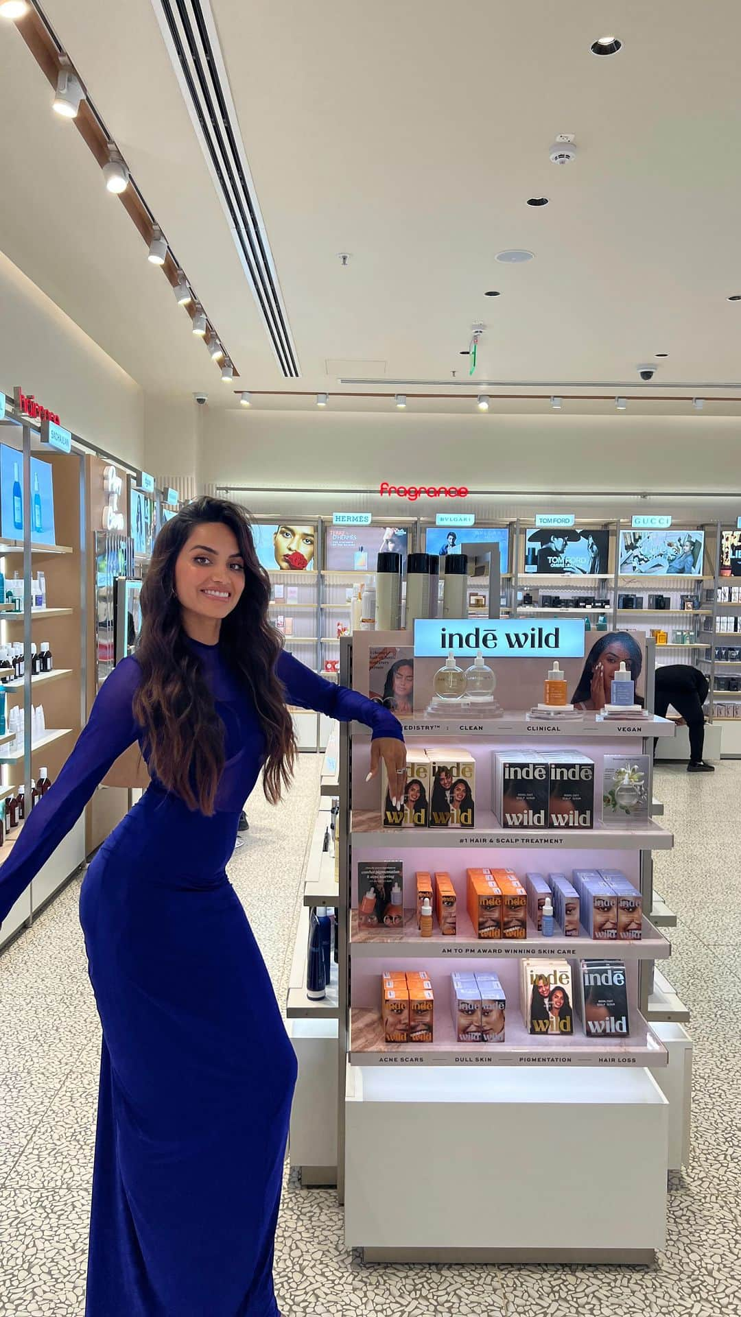 Diipa Büller-Khoslaのインスタグラム：「WHAT. A. MOMENT!! 😱😱 @indewild has officially launched with @tirabeauty and I’m so proud to see our first ever offline retail shelf 🥹🤎  Mumbai Crew, you can now shop indē wild on tirabeauty.com & in stores!! 🥰🥰 📍 Tira, Jio World Drive 📍 Tira, Infiniti Mall Malad  & Send me pictures if you see us 🤎🤎」