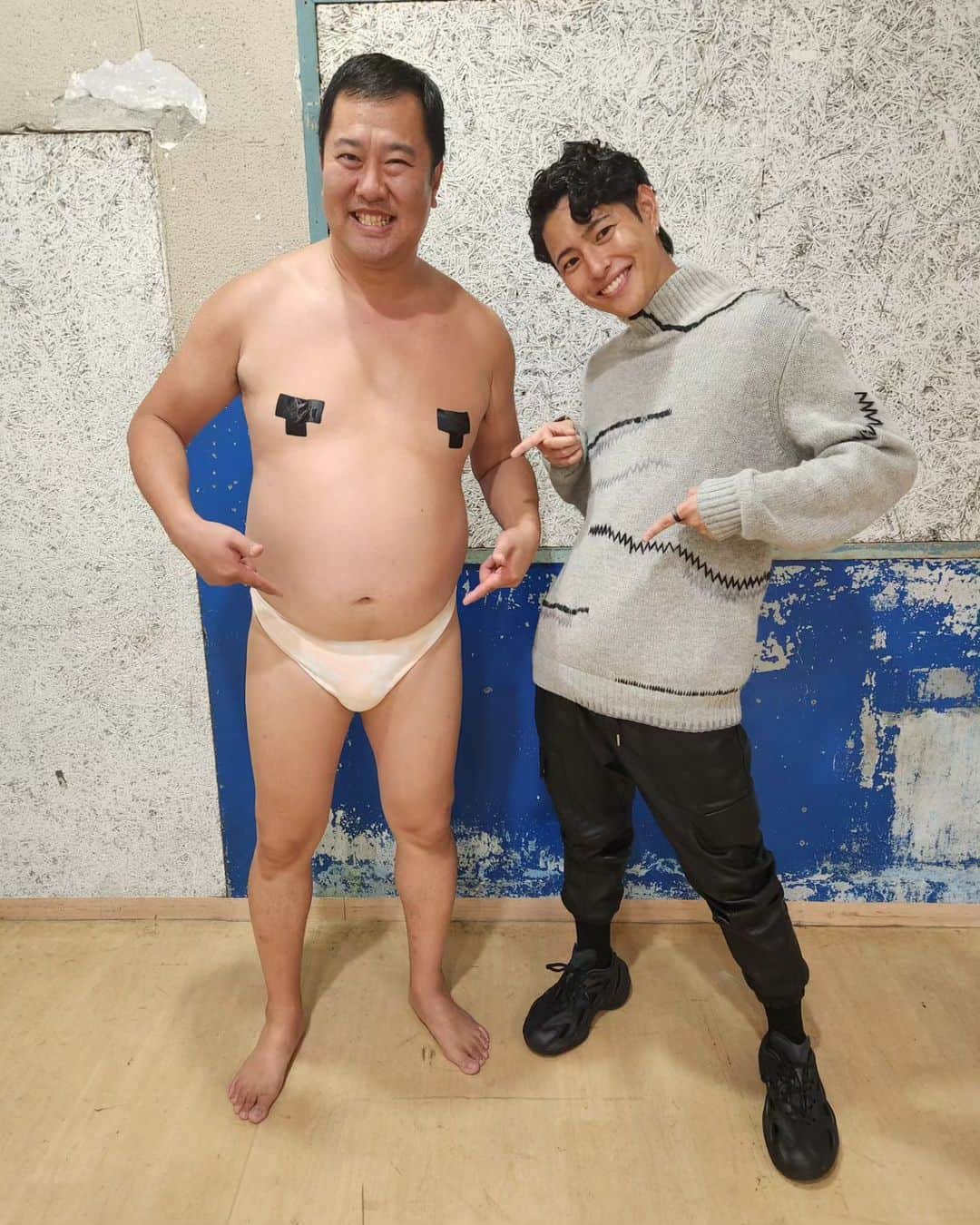 とにかく明るい安村さんのインスタグラム写真 - (とにかく明るい安村Instagram)「フィリピン🇵🇭で1番有名な日本人、@fumiya.japan さんとコラボさせてもらいました！ フィリピンの全裸ポーズはうけるのか！？ YouTube楽しみにしててねー！ Thank you Fumiya!  #fumiya #フィリピン #tonikaku #吉本自宅劇場」10月16日 21時50分 - tonikaku.a.yasumura