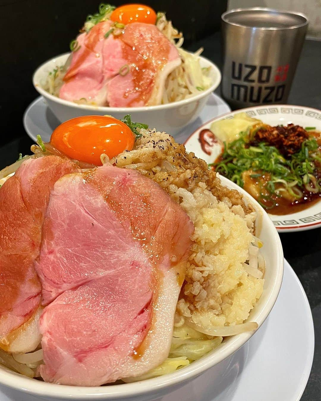 もーさんさんのインスタグラム写真 - (もーさんInstagram)「(*˘︶˘*).｡.:*♡ ♡♡♡ 大須にある新感覚ラーメン ・ 📍Noodle Atelier 有象無象-UZOMUZOU- @uzomuzo_osu  ・ すごい新メニューが期間限定で登場！！ ◎豚麺 BUTAMEN ¥1000 「11月末まで」 ・ 野菜たっぷり300g なんと！！ ❊ヤサイマシ ❊セアブラマシ ❊ニンニクマシ  全部無料！！ ・ もちろん 好きな物だけマシマシOK アナタはナニを増す？ ・ 全部マシマシにしたら 見て！ てんこ盛り😆☝️ ・ 小麦薫る全粒粉のこだわり麺を使用してるから 麺がめちゃ美味しくて♡ ・ シャキシャキもやしと キャベツの量が凄くて 麺上げしようとしたけど なかなか麺がでてこなかった〜 ・ こだわりのレアチャーシューも2枚ものって すんごいボリュームでした😆 ・ 美味しいと聞いてた ◎皿ワンタン ¥350 ・ 見た目より辛くなくて 美味しかった♡ ・ 期間限定だから 食べ損ねないでね〜 ・ ・ *☼*―――――*☼*――――― ◇名古屋市中区大須3-9-18 ◇月~金 11:00～15:00/17:00~21:00 ◇土日祝 11:00～22:00 *☼*―――――*☼*――――― #有象無象#noodleatelier有象無象 #大須#大須ラーメン#大須グルメ#大須ランチ#名古屋ラーメン#名古屋グルメ#新感覚ラーメン#大須食べ歩き #らーめん#ラーメン#麺活#皿ワンタン#豚麺#二郎系ラーメン」10月16日 21時50分 - mouusan