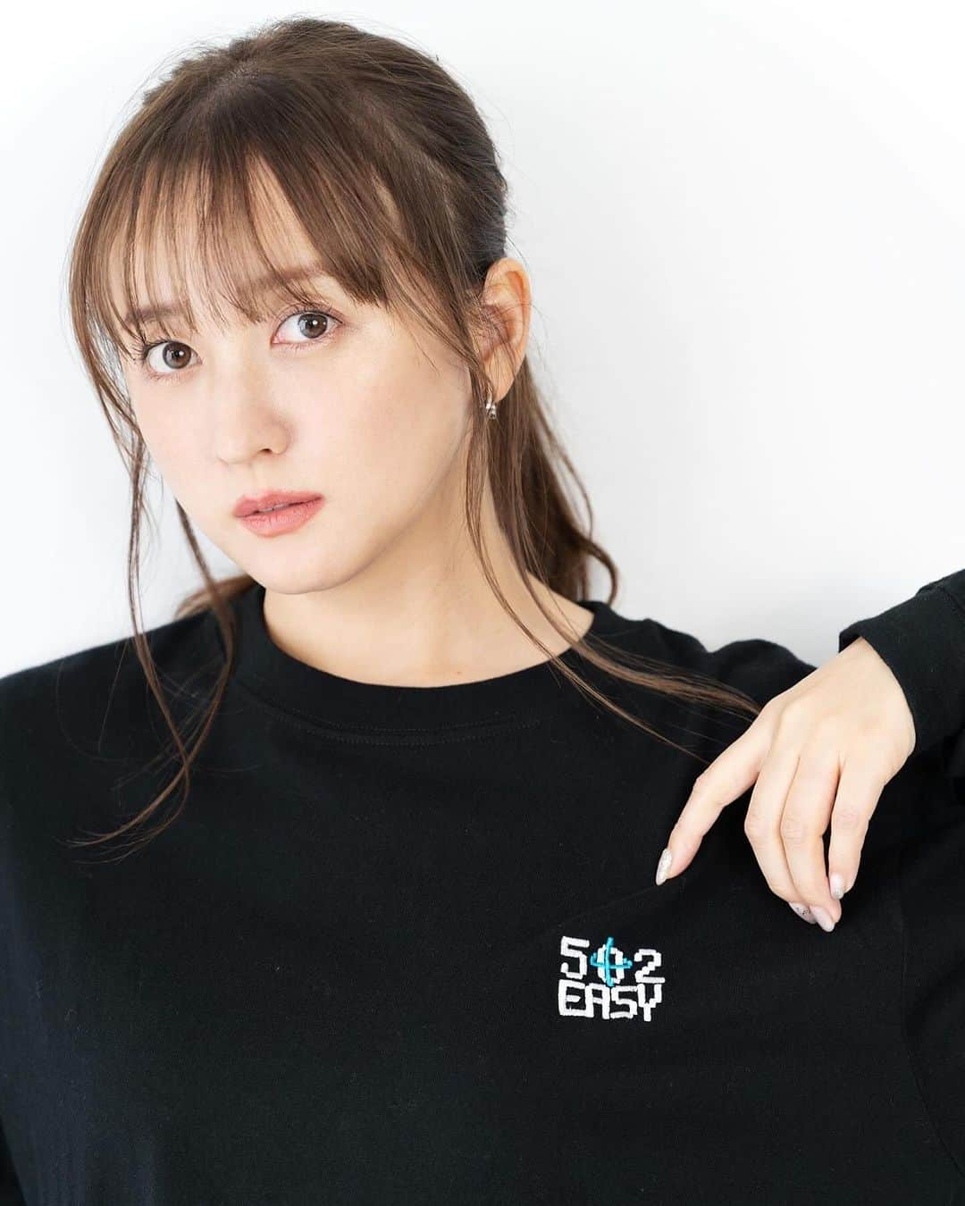 小松彩夏のインスタグラム：「⁡ 気付けば @502easy の期間限定SHOP ⁡ 【502EASY POPUP STORE】の開催が 10/25(水)〜10/29(日) 来週に迫ってきている...😳‼️ ⁡ アワアワ...🤪🤪🤪 ⁡ 【502EASY POPUP STORE】では写真のイチコレでコラボさせていただいた @141.east.longitude がデザインしたロンTの販売も予定しています✨ ↑写真がそのロンTです‼️ ⁡ これがまたカッコイイ😎👏 ⁡ 他にも沢山新作をご用意してお待ちしております！ ⁡ そして10月29日(日)の最終日はスペシャルゲストに望蘭ちゃん @miraann2 も来てくれます💕 ⁡ 楽しみすぎるー❣️❣️❣️ ⁡ ⁡ そして今週の土曜日は大塚駅前で 開催される【大塚商人祭り】です‼️ ⁡ 私は13:00頃から会場にいる予定です✨ ⁡ 一関の美味しいものが東京に大集合します😆❣️ ⁡ 大塚駅前なのでアクセスも👍 ⁡ みなさんにお会い出来るのを 楽しみにしています☺️💕 ⁡ ⁡ -------------------------------------------- ↓みなさんにお会いできる機会です🥰 ⁡ 10/21(土)  【大塚商人祭り】 @大塚駅前 ⁡ 10/25(水)〜10/29(日) 【502EASY POPUP STORE】 @池袋PARCO ⁡ 是非、会いに来てもらえると嬉しいです❣️ ⁡ -------------------------------------------- ⁡ ⁡ #502EASYコーデ #小松彩夏 #こまっちゃん #ストリート系女子 #ストリートファッション #ストリートコーデ #カジュアルファッション #カジュアルコーデ #大人ストリート #ボーイッシュコーデ#大人カジュアル #モノトーンコーデ #モノトーン #地元 #岩手 #岩手県 #故郷 #一関市観光大使 #一関 #一関市 #バルーンフェスティバル #大塚商人祭り」