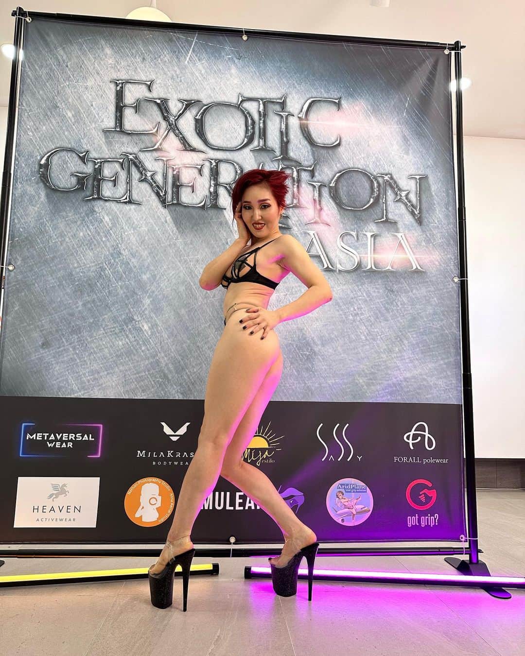 SHIRAISHIMIHOのインスタグラム：「先週土曜日に行われた　@exoticgeneration_asia にOld school Pro のカテゴリーに参加しました！ ファイナリストとして呼んでいただきありがとうございました！ 入賞は、できませんでした！ たくさんの応援ありがとうございました💕 当日🇯🇵でもライブ配信見て応援してくれてた人達がたくさんいて嬉しかったです！ 動画が届きましたら投稿します🫶 二週間半という短い期間でしたが、今までの大会で一番自分のセクシュアルと自分自身がしっかりと向き合えた大会になったと思います。 演目は男性に気持ちを流されて、振り回されても好きになってしまう女性、見てほしい気にかけて欲しいっていうメンタルヘラヘラな昔の私と今の強く成った自分の心の境地をパフォーマンスしました。 この演目で誰かのために外見を整えるの辞めて自由になってもいいんだよってことを作品を通して伝えたいです。 自分がやりたい髪型、ファッション、スタイル。。。 自分が自分のことを決めれることを認める大切さと言いますか。 この曲は本当今の自分の気持ちにぴったりで気持ちよくパフォーマンスができました。たくさんのオーディエンスの声援がパワーになり嬉しかったです！  @8gimi_ さんに切ってもらった髪の毛のおかげでまた更にパワー出ました！セクシーでカッコいい髪型にしていただきありがとうございました！  ジャッジしてくれた @yoko_polechair さん @tatibluuue さん @ms.lizard さん @nami_925fuel さん @poledancer_dk さん @flyflyheeing さん @k.rina4 さん ありがとうございました🫶🌸❤️  この大会を開催してくれた @rynnpoledancer さん本当ありがとうございました❤️❤️❤️❤️❤️❤️❤️❤️❤️❤️  @vitamikju くん レンタルスタジオを予約して頂いたり、サポートして頂き、とても助かりました！ 本当ありがとうございました❤️‍🔥 そしておめでとうございます🥳🫶  そして @allie.kamikaze 先生たくさんのアドバイスありがとうございました！ 諦めずにたくさん気づきとアドバイスを与えてくれたおかげでこのパフォーマンスが全力で踊ることができました。 この短い期間だったけど、私は先生のおかげでまた一つ大きな成長ができた気がします。このパフォーマンスを通して。 Big love ❤️   @mai_liza_k さん いつも隣でアドバイスしあったり、ふざけあったりとても心の拠り所になってました🫶たくさんたくさんお世話になりました！ 大会の👠もmaiさんの誕生日プレゼント👠で踊らせてもらい幸せでした😽🫶パワーもらったよ！ 本当面白かったし楽しい大会旅に一緒にいたから楽しい日々を送れました🌸 Big love ❤️   #exoticgenerationasia2023 #exoticgeneration  #exoticpoledance  #korea #seoul」