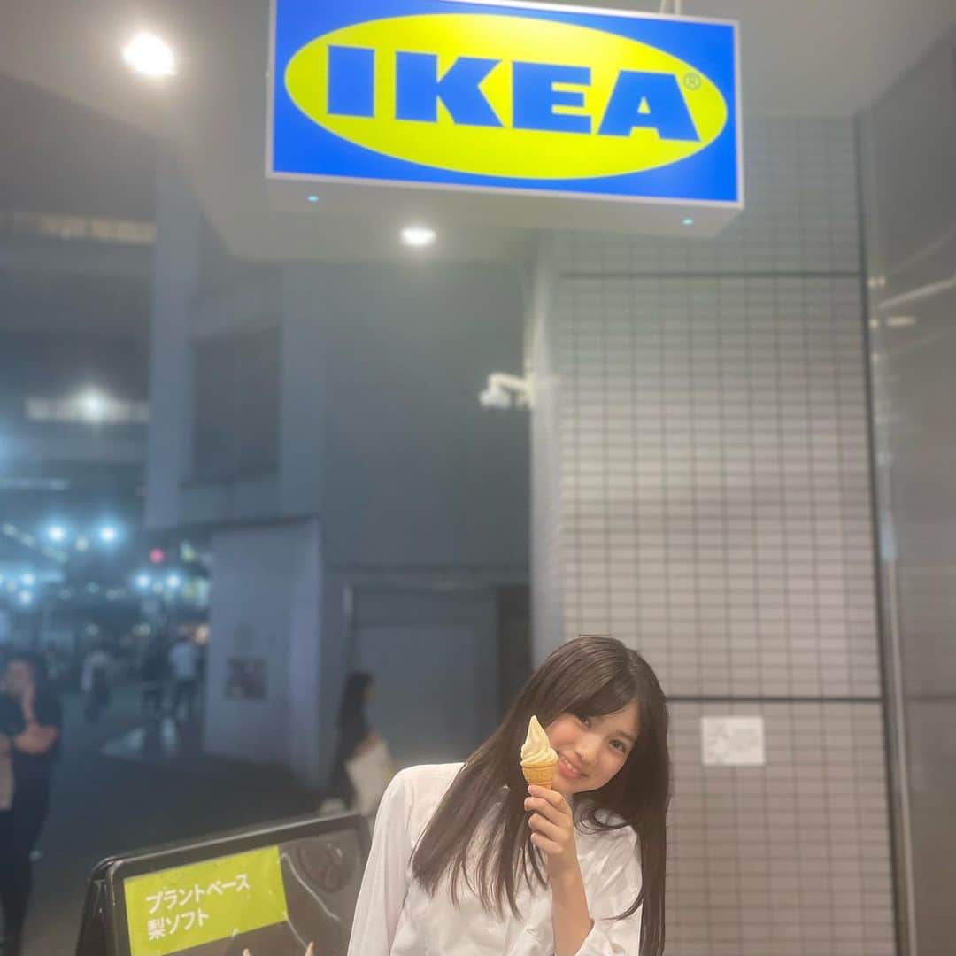 葉山さらさんのインスタグラム写真 - (葉山さらInstagram)「ソフトクリーム🍦  #本日のさら #梨ソフト #帰り道 #アイスタイム #IKEAソフトクリーム #葉山さら」10月16日 22時02分 - sara_hayama.official