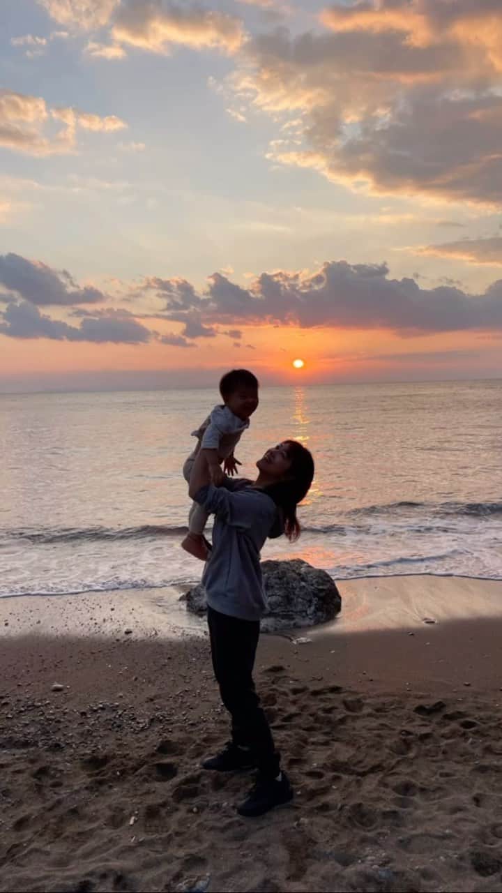 Kozue Kawabeのインスタグラム：「2歳秋祭り 獅子舞に大泣き。 太鼓は大好き。 綺麗な夕日。 鯛をゲット。  刺激的な経験できたね❤️‍🔥」