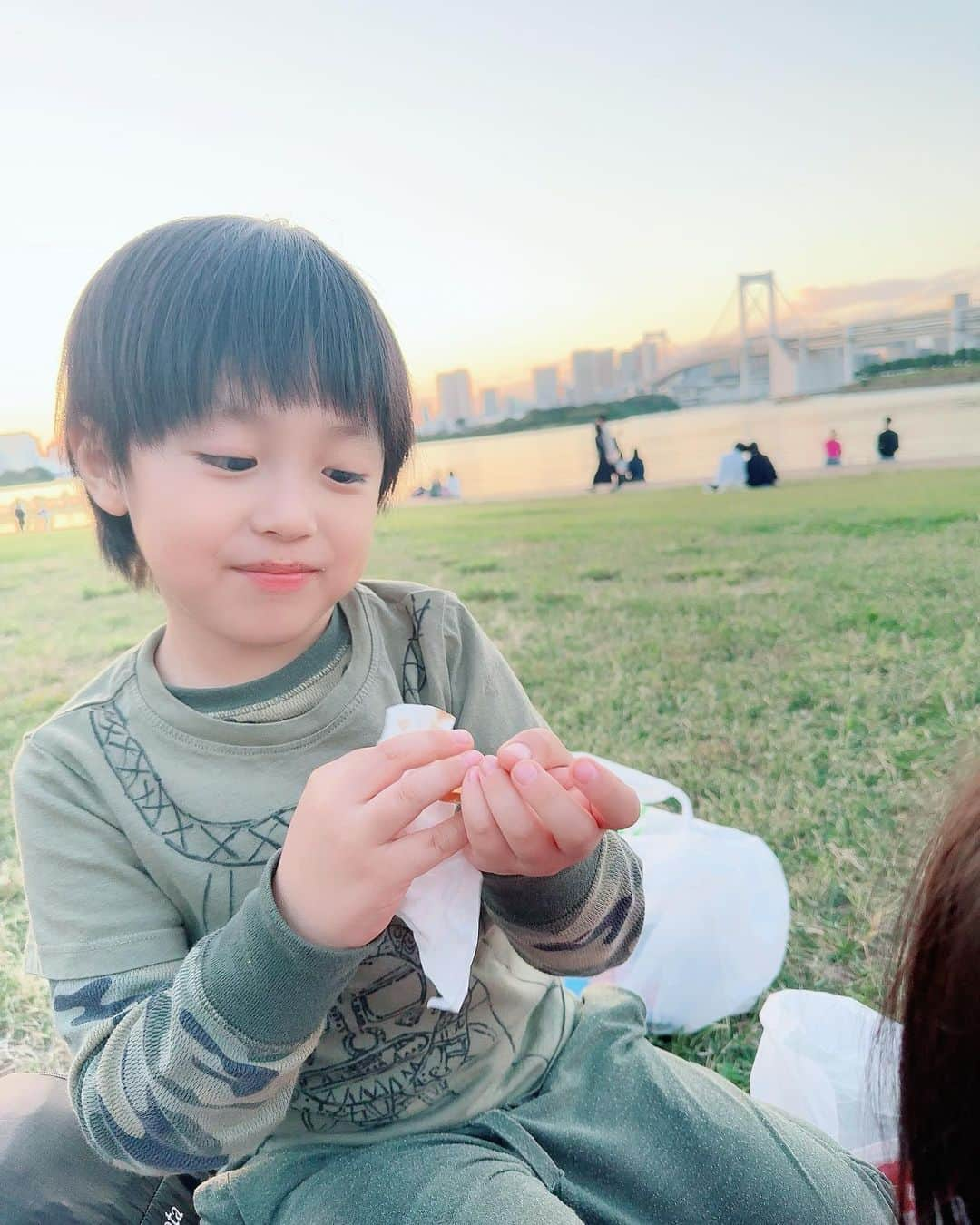 川崎希さんのインスタグラム写真 - (川崎希Instagram)「Picnic 🧺  駄菓子屋さんでおやつと 100均でおもちゃを買って 海を見ながらピクニック☀️  カゲトラが『1番最高な日だ〜』と言ってたのが嬉しかった💕  試験終わったからひさびさにゆっくりお出かけ出来て幸せすぎた🤍  お天気もよくて過ごしやすくて ピクニック日和でしたぁ😋  #picnic  #駄菓子　#カゲトラはゴールドが大好きだからゴールドのチョコ🍫」10月16日 21時57分 - kawasakinozomi